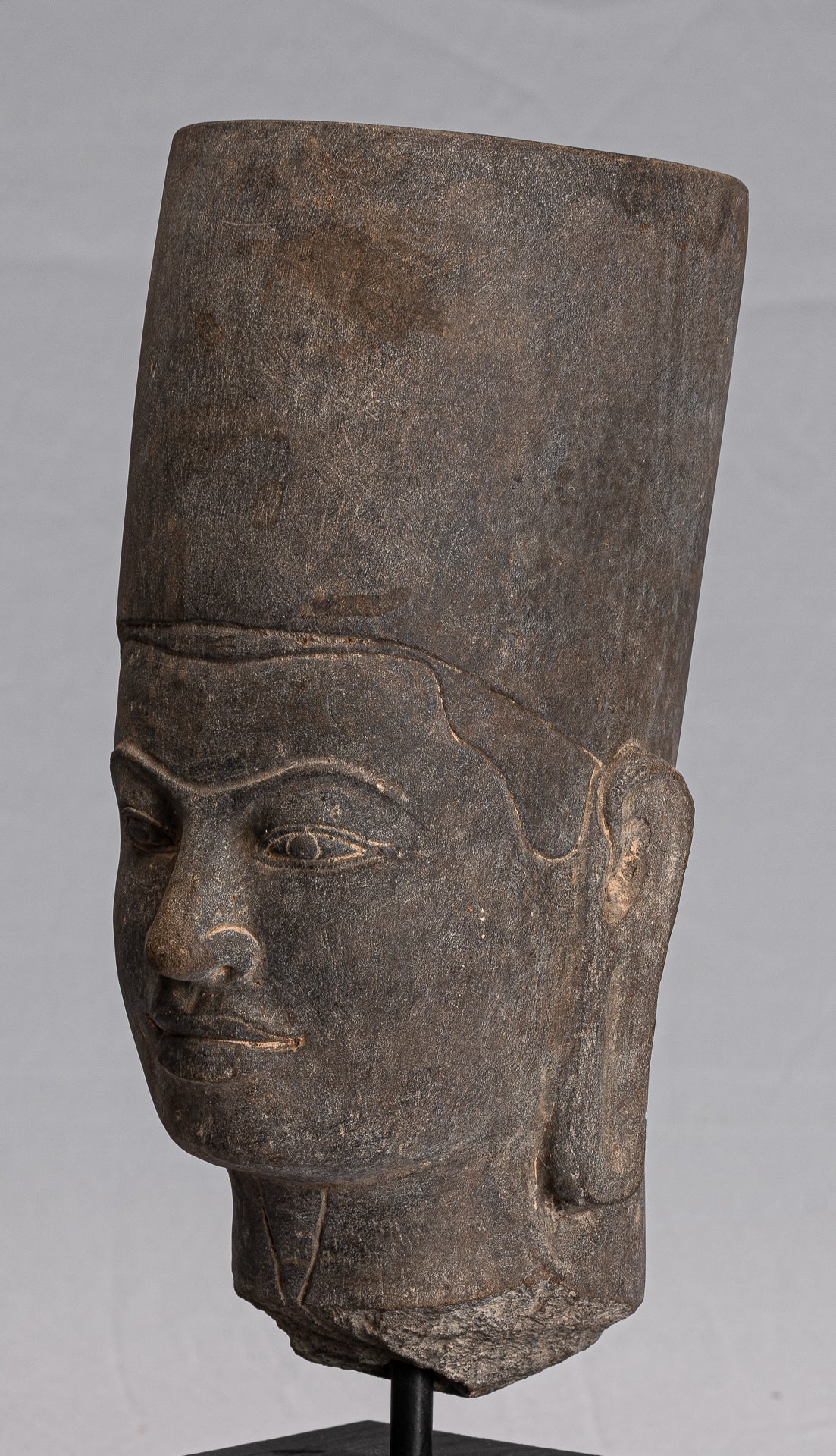 Estatua de Vishnu - Cabezal de Vishnu montado en piedra antiguo de Phnom da - 37 cm/15 "