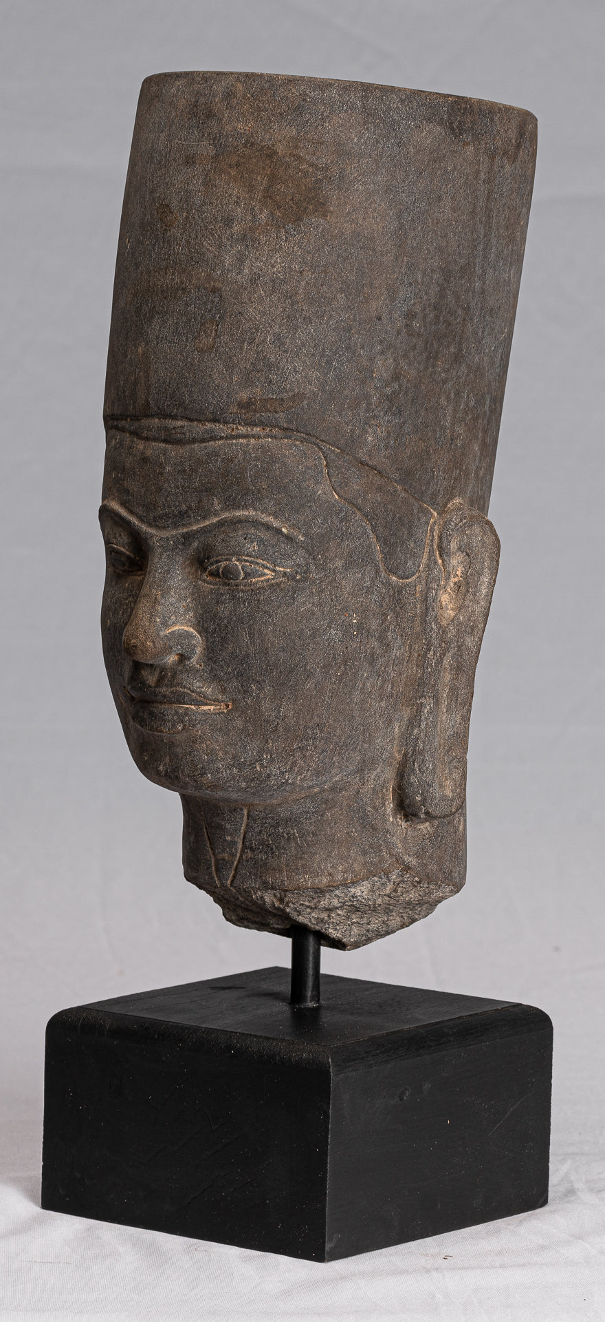 Estatua de Vishnu - Cabezal de Vishnu montado en piedra antiguo de Phnom da - 37 cm/15 "