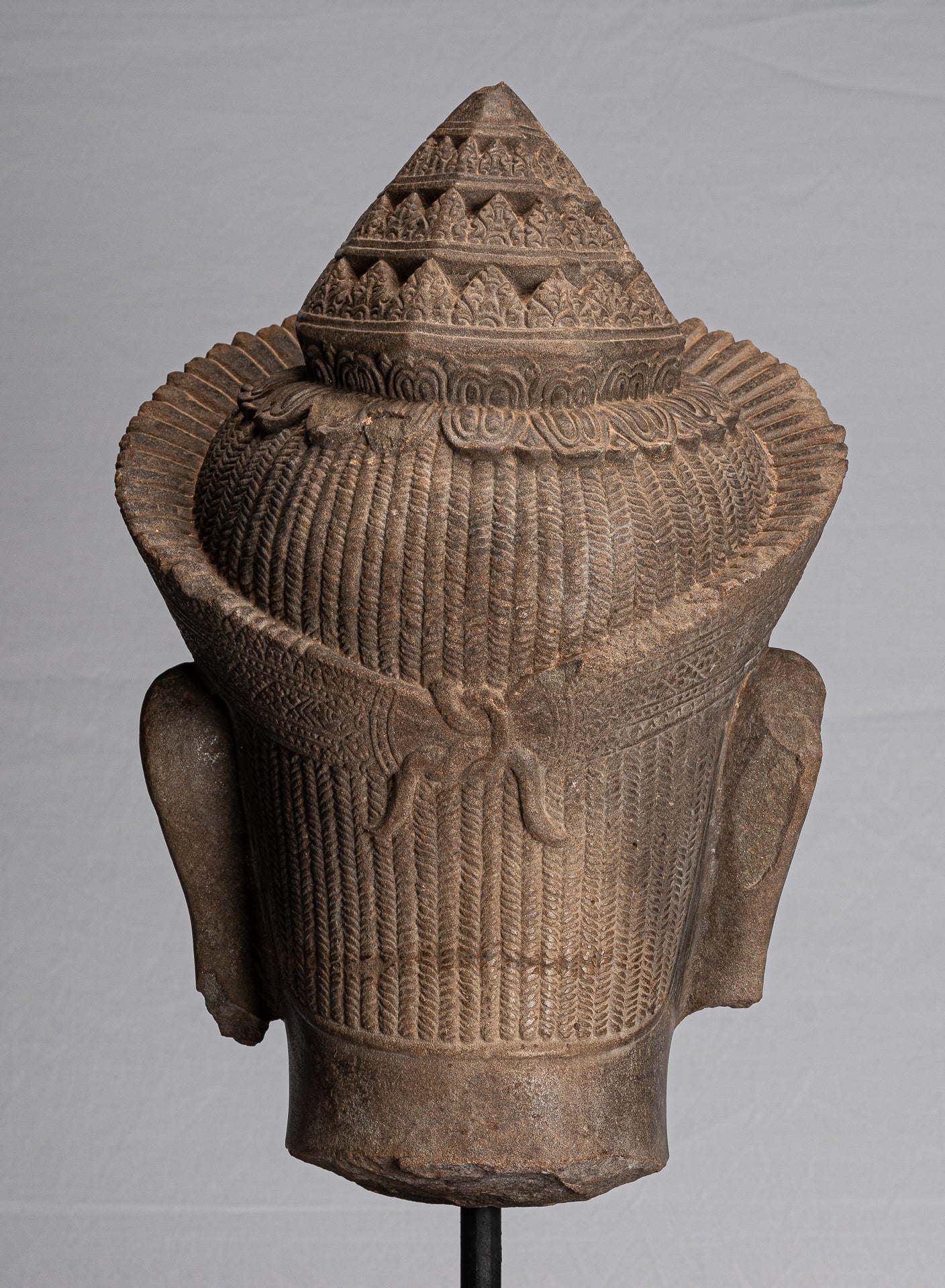 Statue de Vishnu – Tête antique de Vishnu khmer de style Banteay Srei montée sur pierre – 57 cm/23"