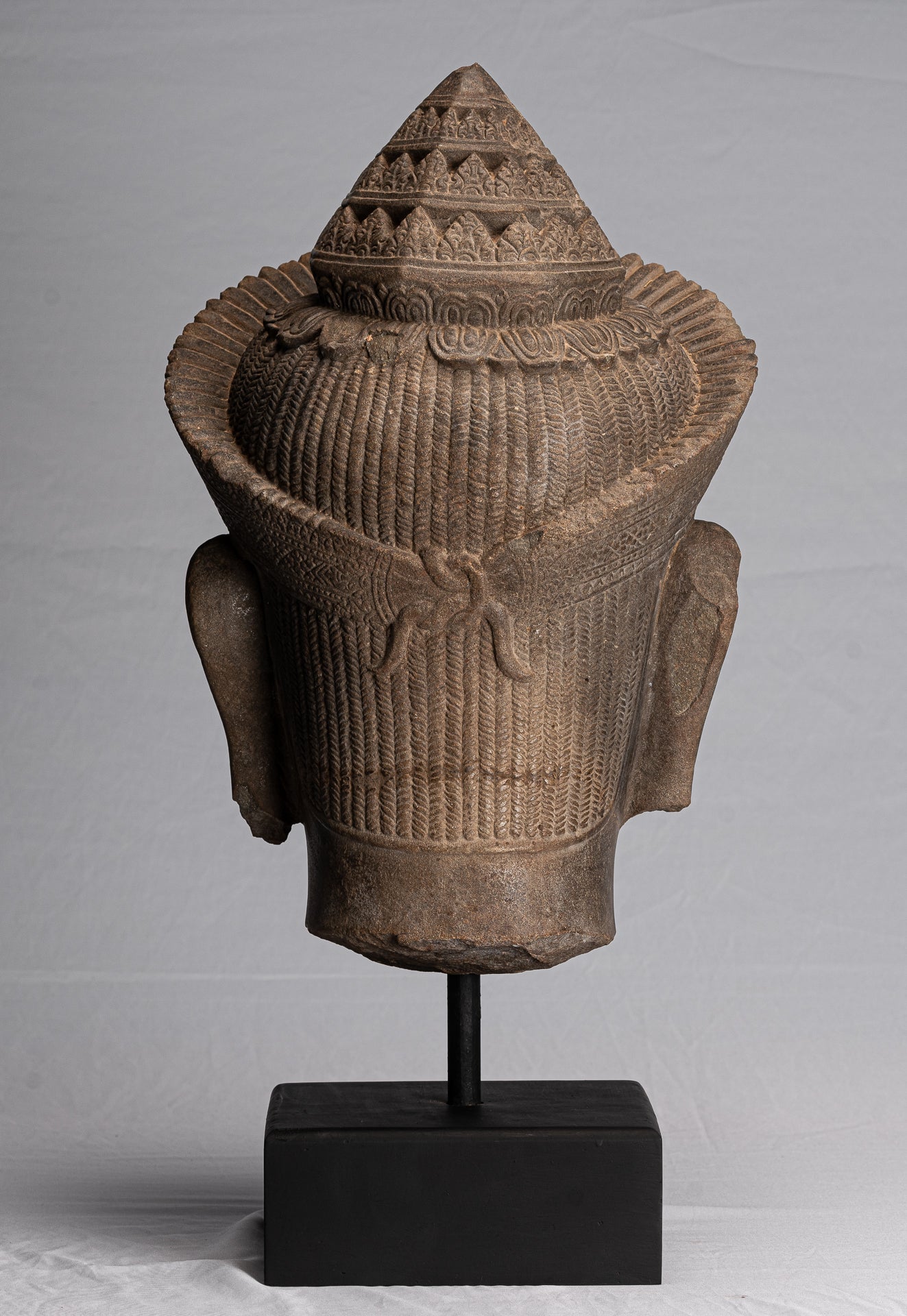 Statue de Vishnu – Tête antique de Vishnu khmer de style Banteay Srei montée sur pierre – 57 cm/23"