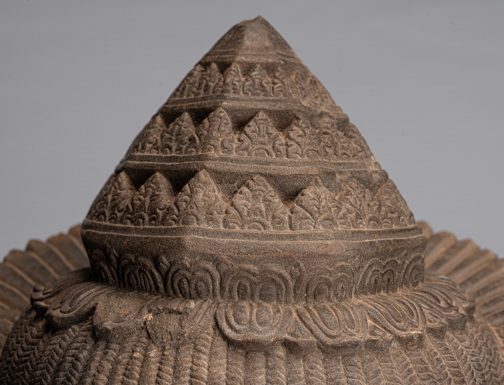 Statue de Vishnu – Tête antique de Vishnu khmer de style Banteay Srei montée sur pierre – 57 cm/23"