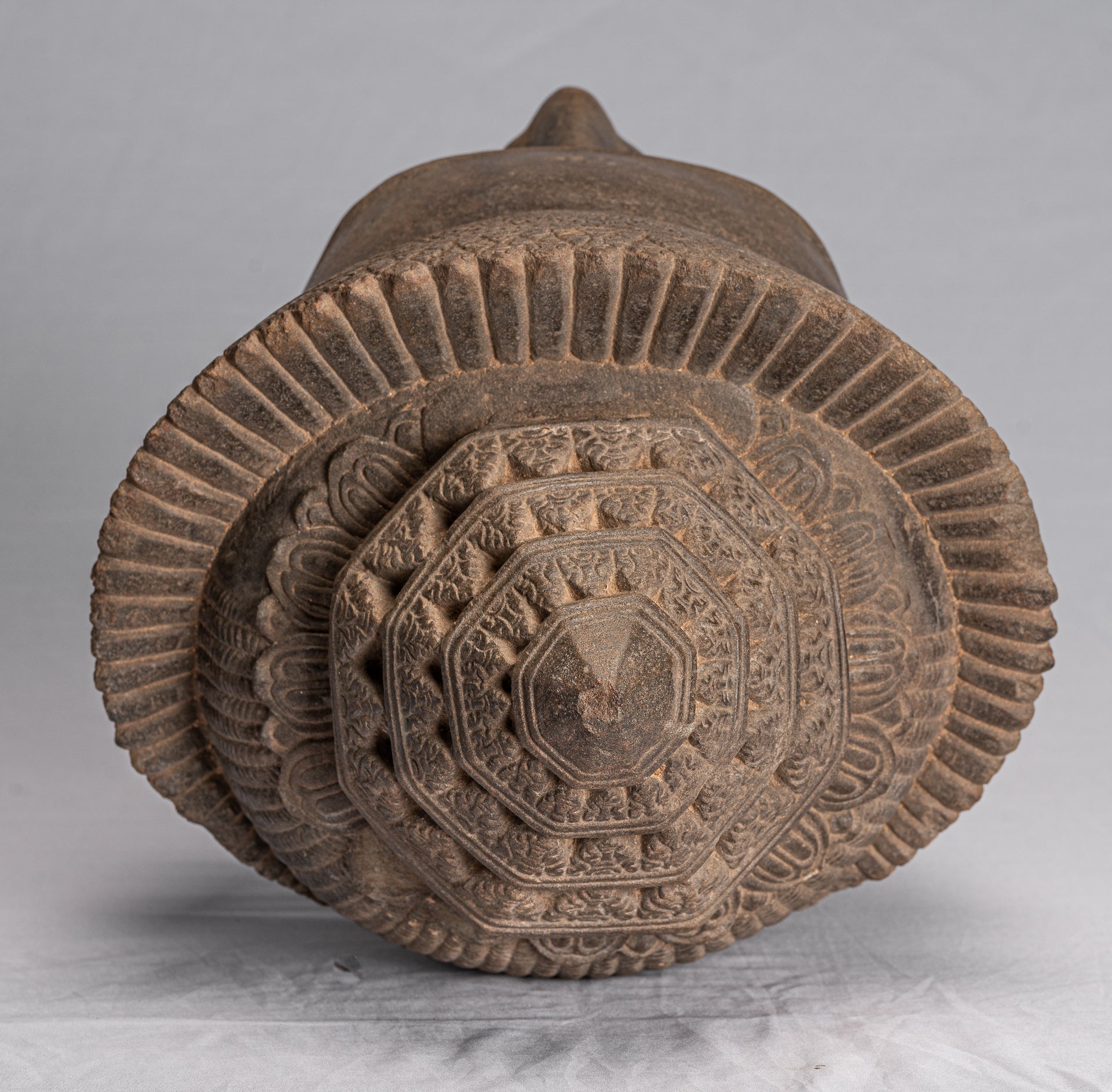 Statue de Vishnu – Tête antique de Vishnu khmer de style Banteay Srei montée sur pierre – 57 cm/23"