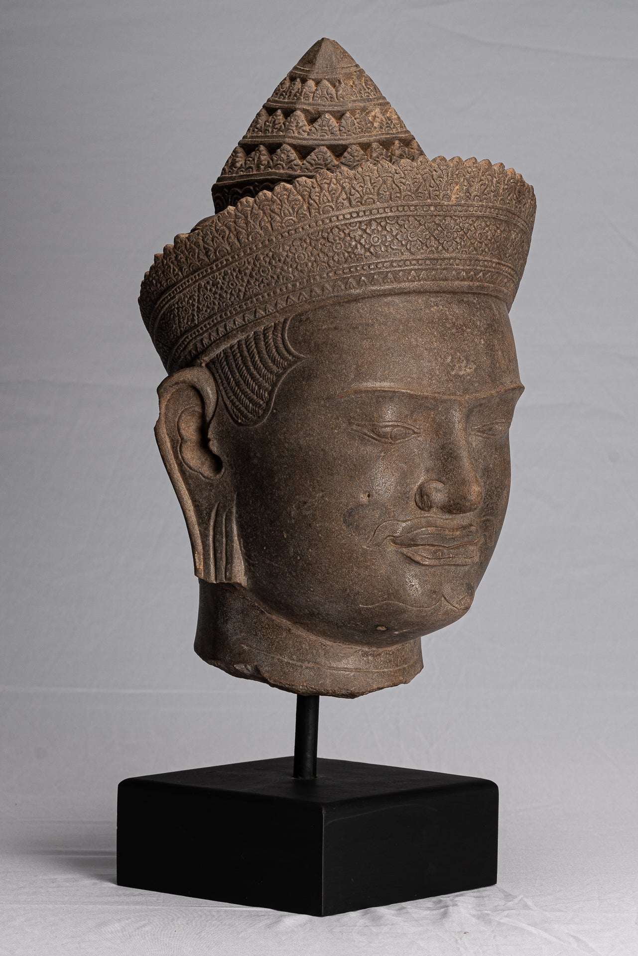 Statue de Vishnu – Tête antique de Vishnu khmer de style Banteay Srei montée sur pierre – 57 cm/23"