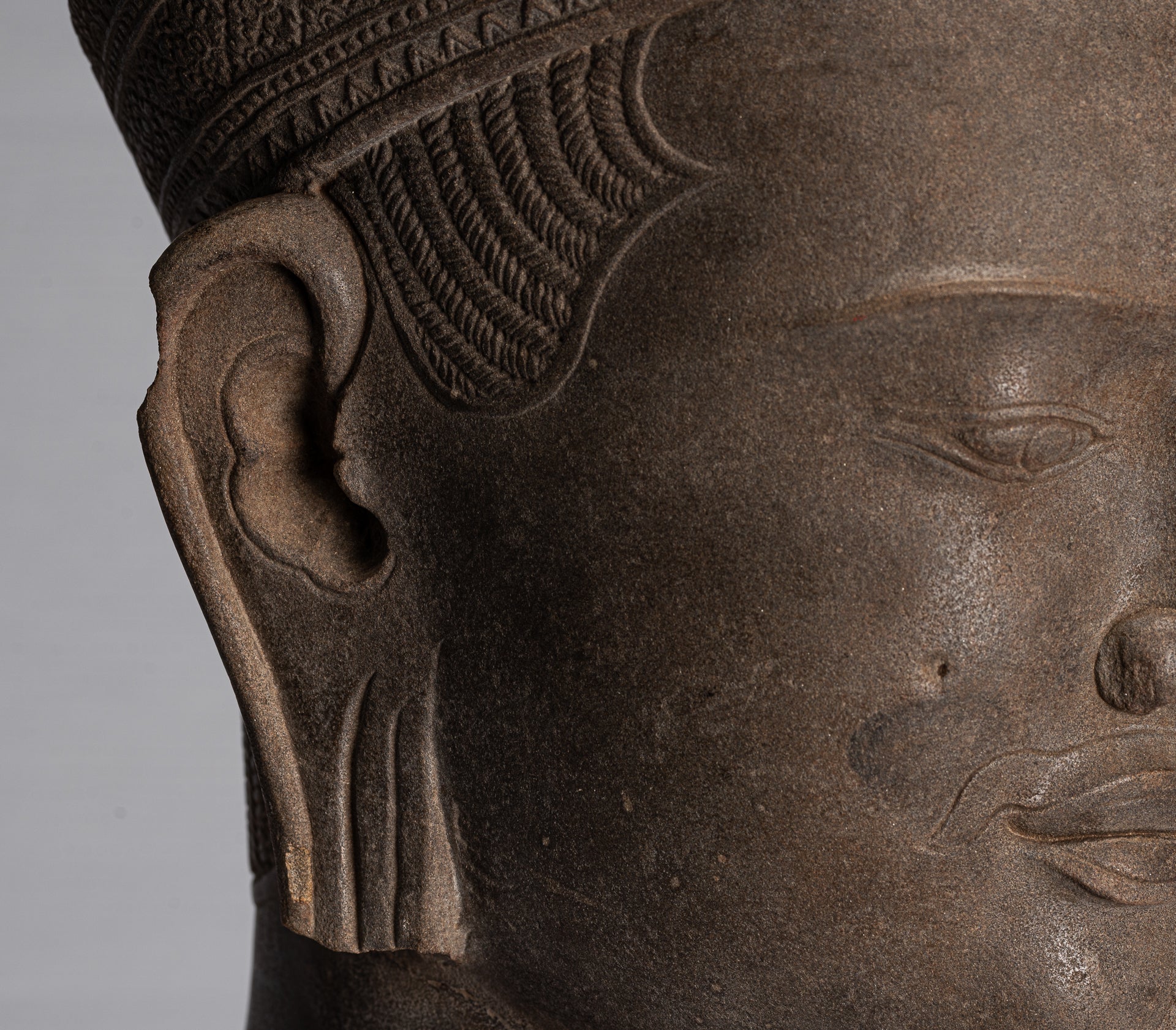 Statue de Vishnu – Tête antique de Vishnu khmer de style Banteay Srei montée sur pierre – 57 cm/23"