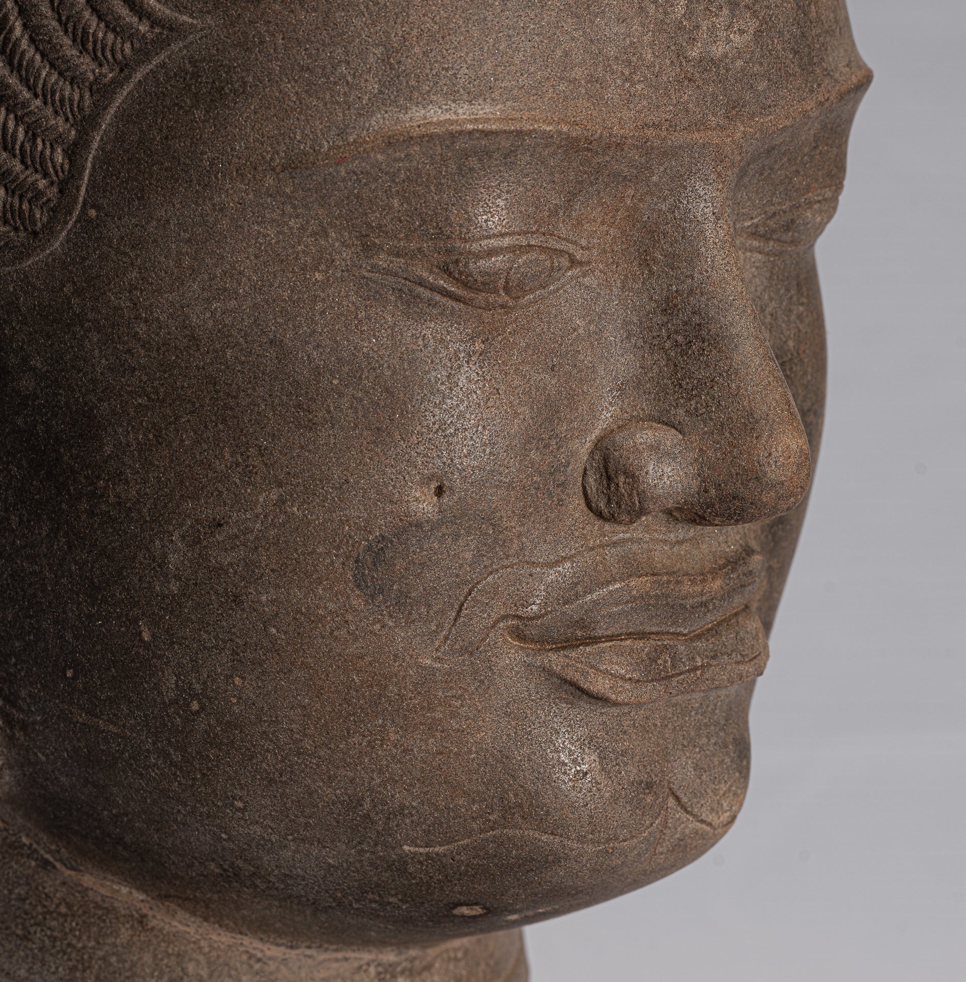 Statue de Vishnu – Tête antique de Vishnu khmer de style Banteay Srei montée sur pierre – 57 cm/23"