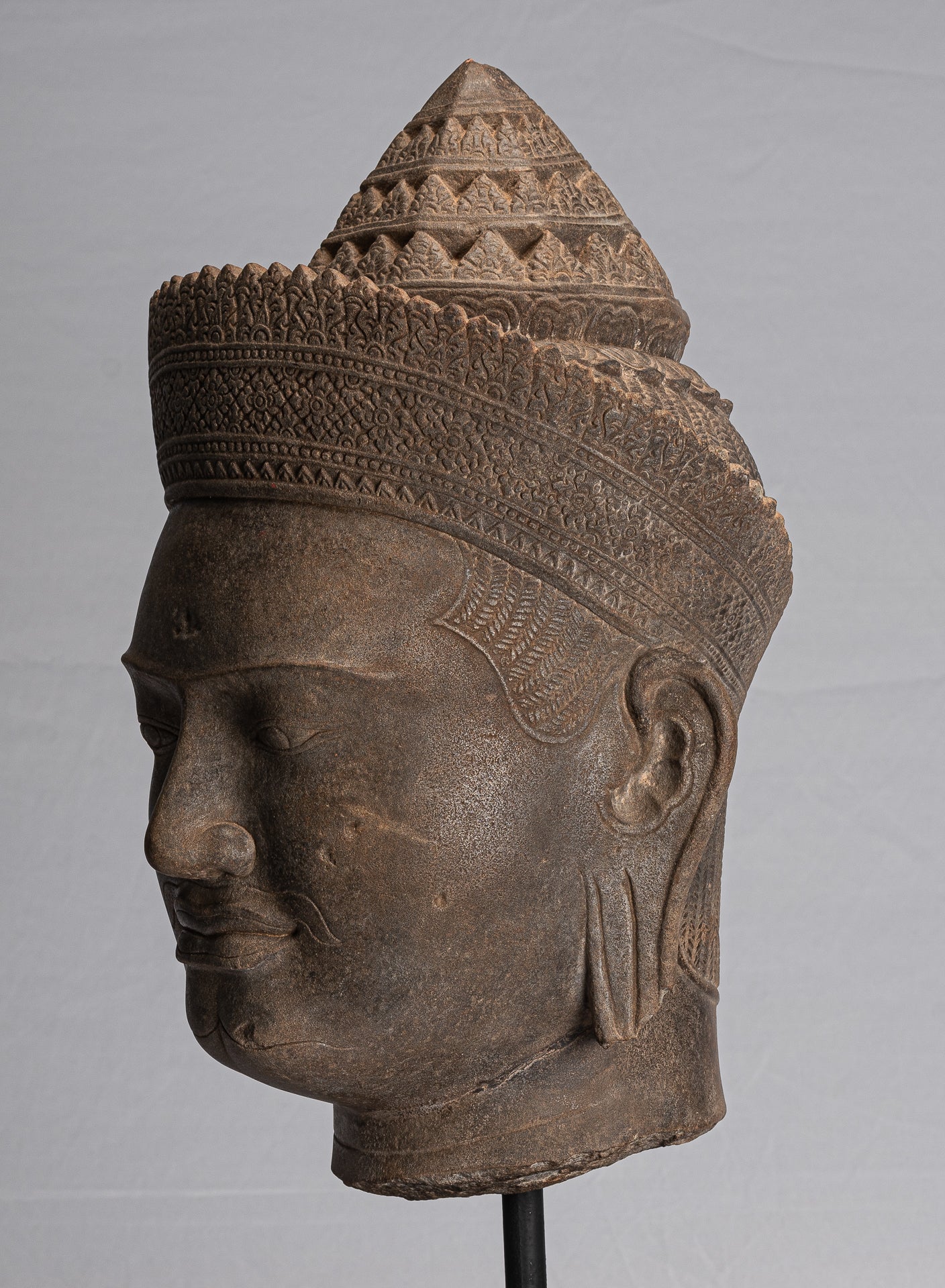 Statue de Vishnu – Tête antique de Vishnu khmer de style Banteay Srei montée sur pierre – 57 cm/23"