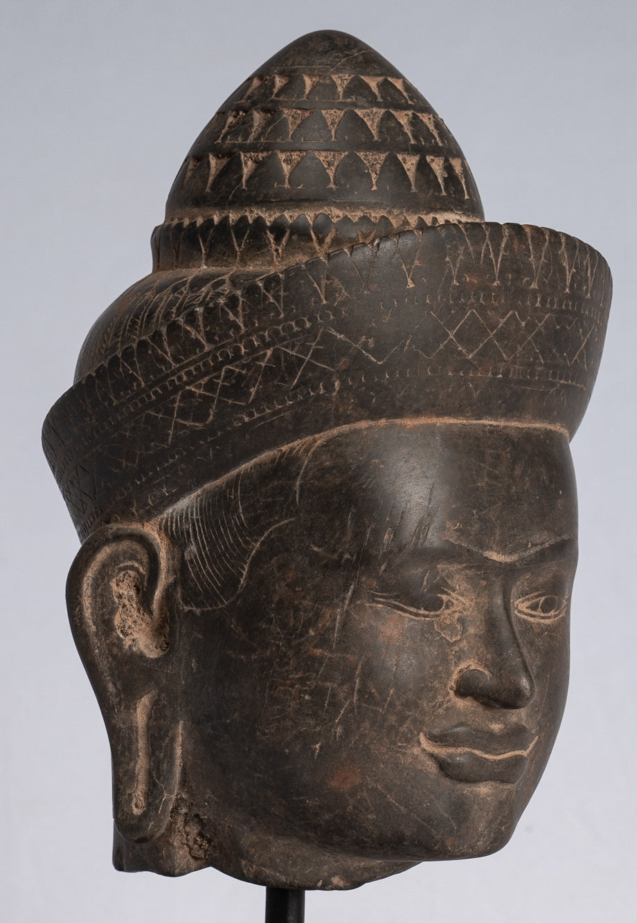 Statue de Bouddha - Tête de Bouddha Khmer antique de style Banteay Srei montée sur pierre - 24 cm / 10"