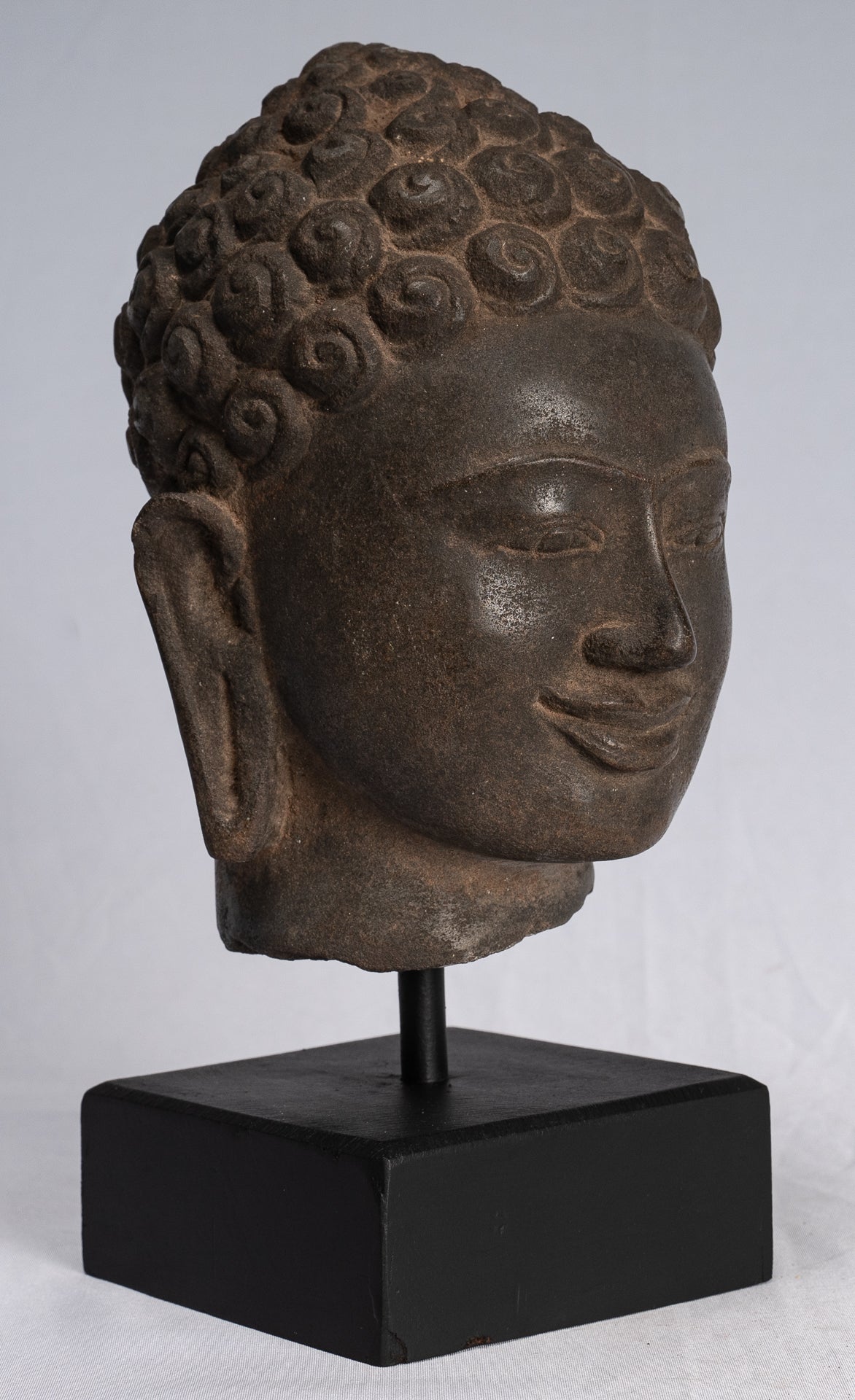 Statue de Bouddha – Statue antique de tête de Bouddha en pierre thaïlandaise de style Dvaravati – 22 cm.