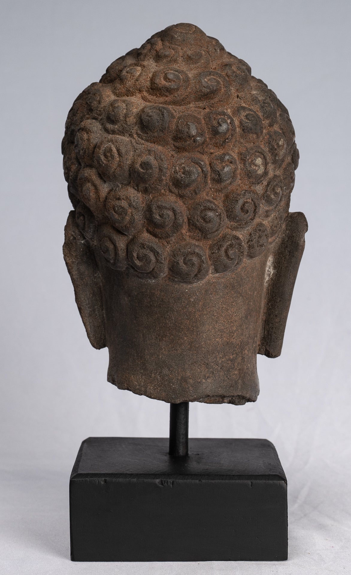 Statue de Bouddha – Statue antique de tête de Bouddha en pierre thaïlandaise de style Dvaravati – 22 cm.