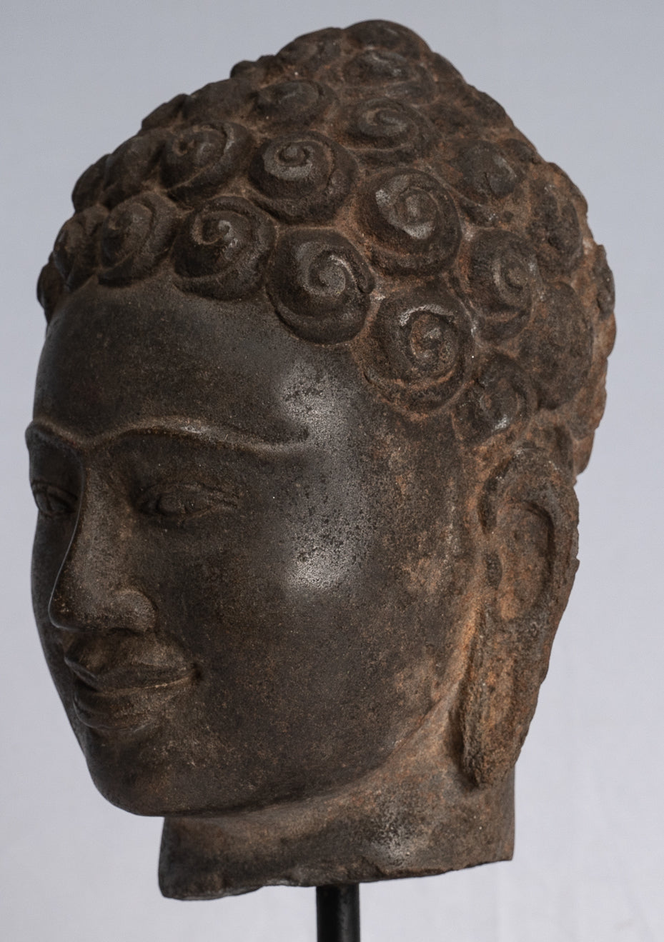 Statue de Bouddha – Statue antique de tête de Bouddha en pierre thaïlandaise de style Dvaravati – 22 cm.