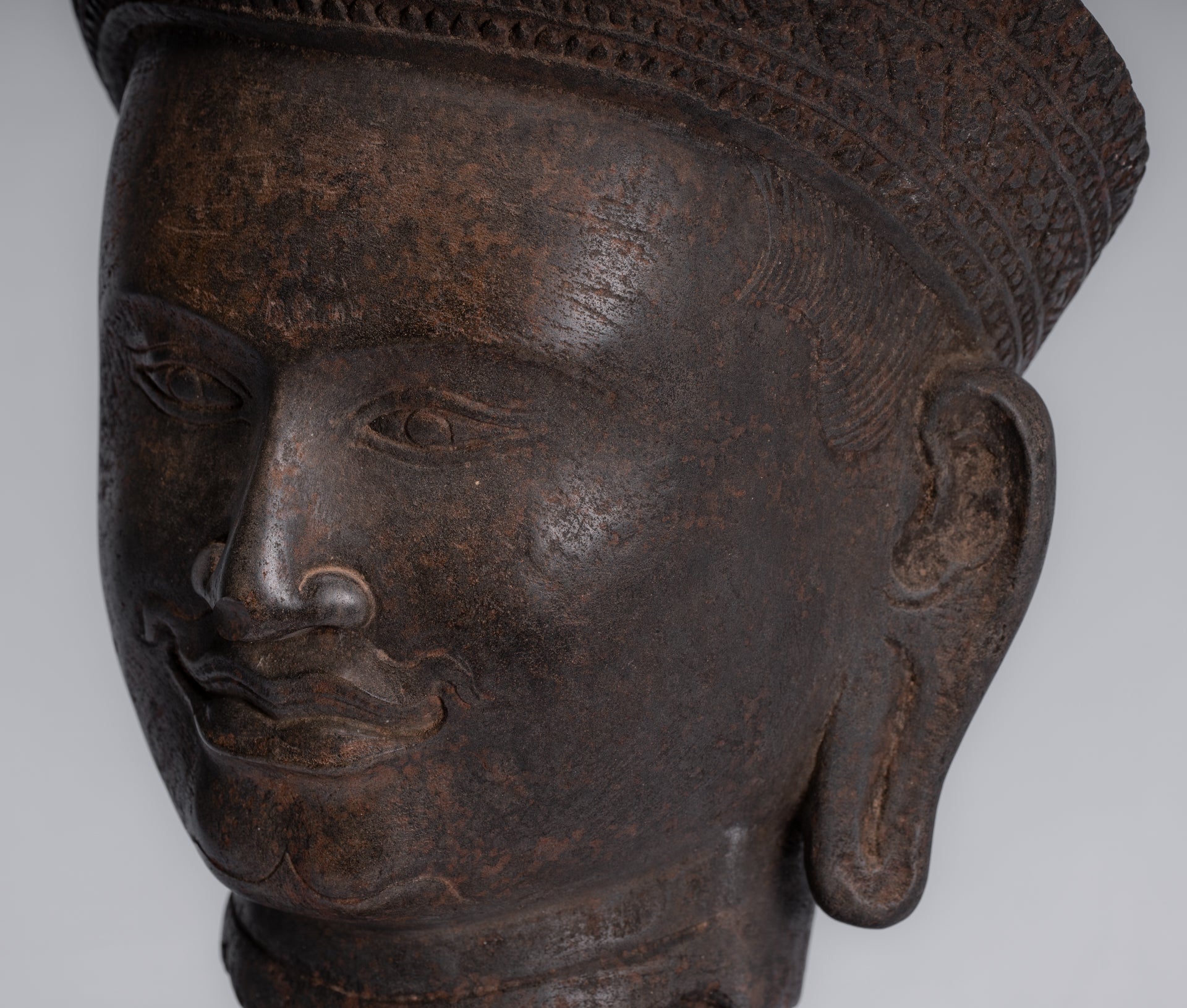 Vishnu-Statue – antiker Khmer-Vishnu-Kopf im Banteay-Srei-Stil mit Steinmontage – 35 cm