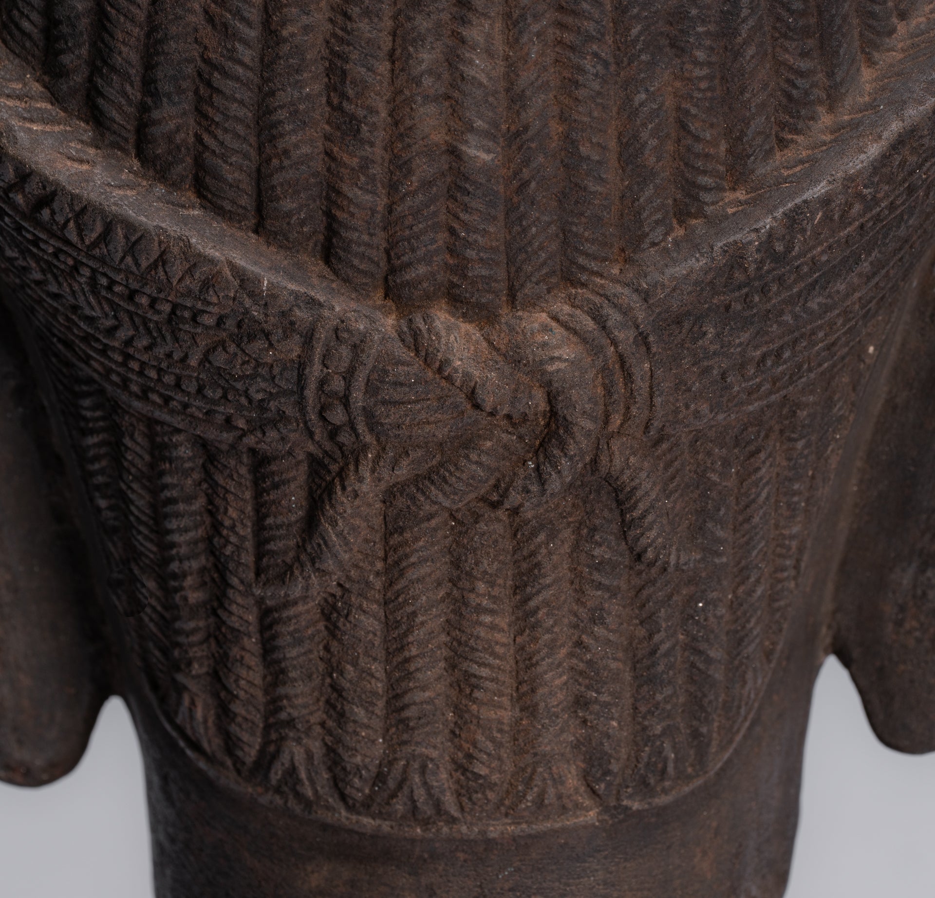 Vishnu-Statue – antiker Khmer-Vishnu-Kopf im Banteay-Srei-Stil mit Steinmontage – 35 cm