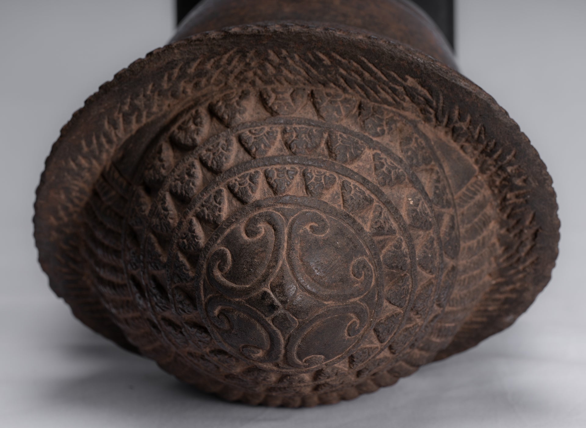 Vishnu-Statue – antiker Khmer-Vishnu-Kopf im Banteay-Srei-Stil mit Steinmontage – 35 cm