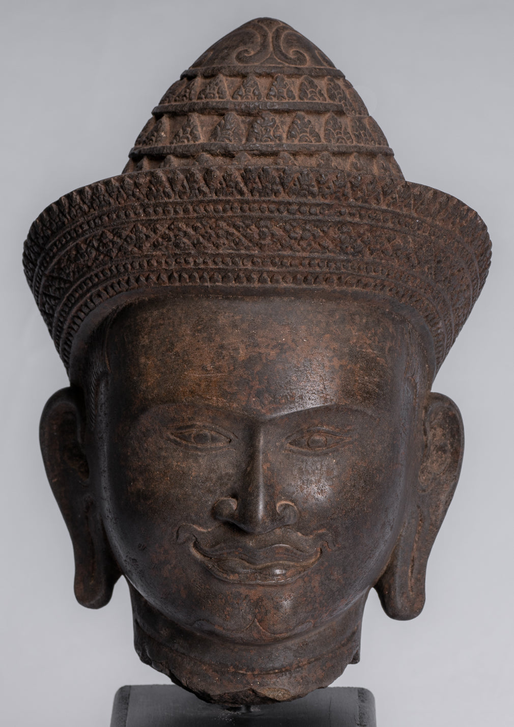 Vishnu-Statue – antiker Khmer-Vishnu-Kopf im Banteay-Srei-Stil mit Steinmontage – 35 cm