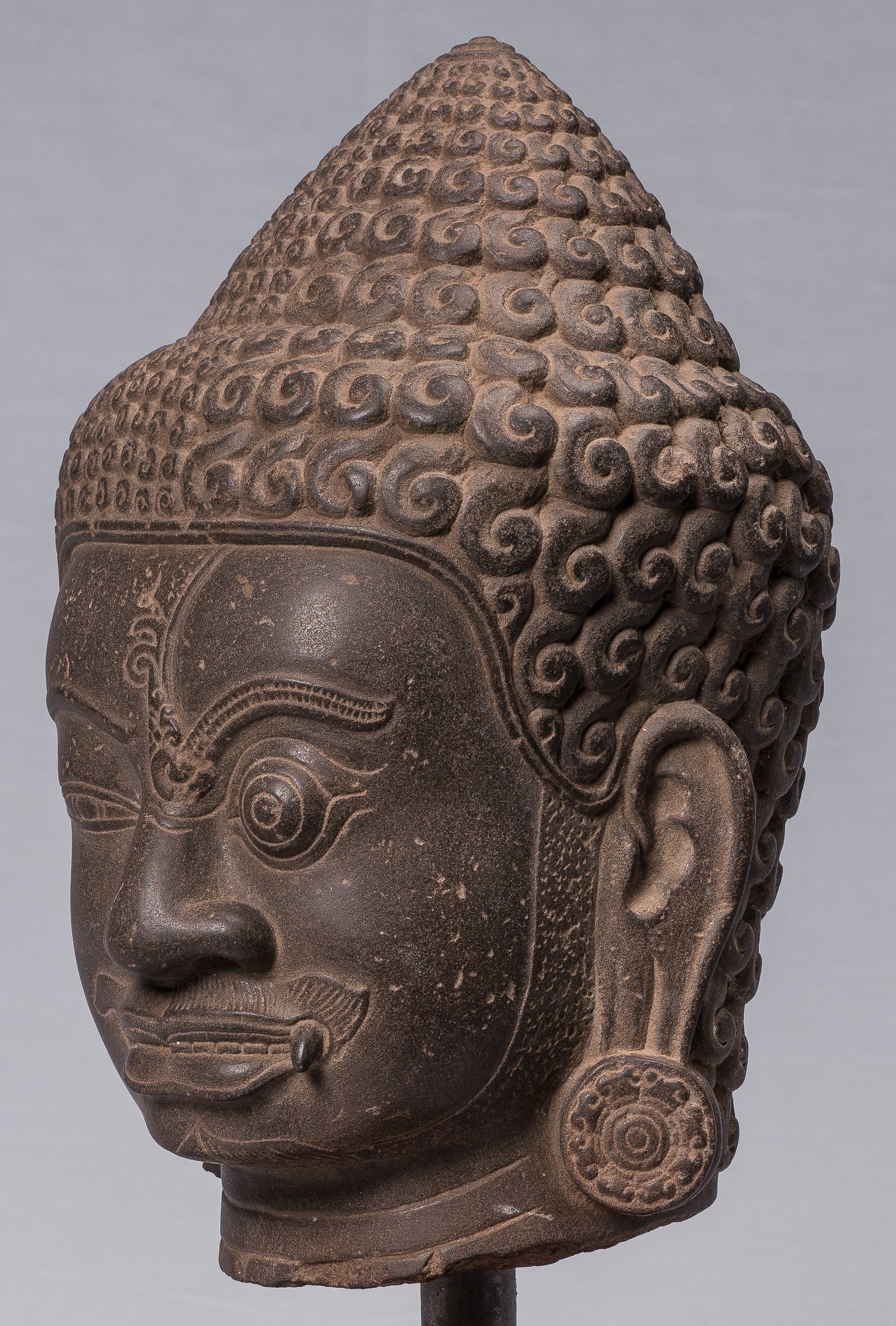 Shiva-Statue – antiker Khmer-Stil, brauner Stein, Yaksha und Yakshaswaroop Shiva-Kopf, 47 cm.