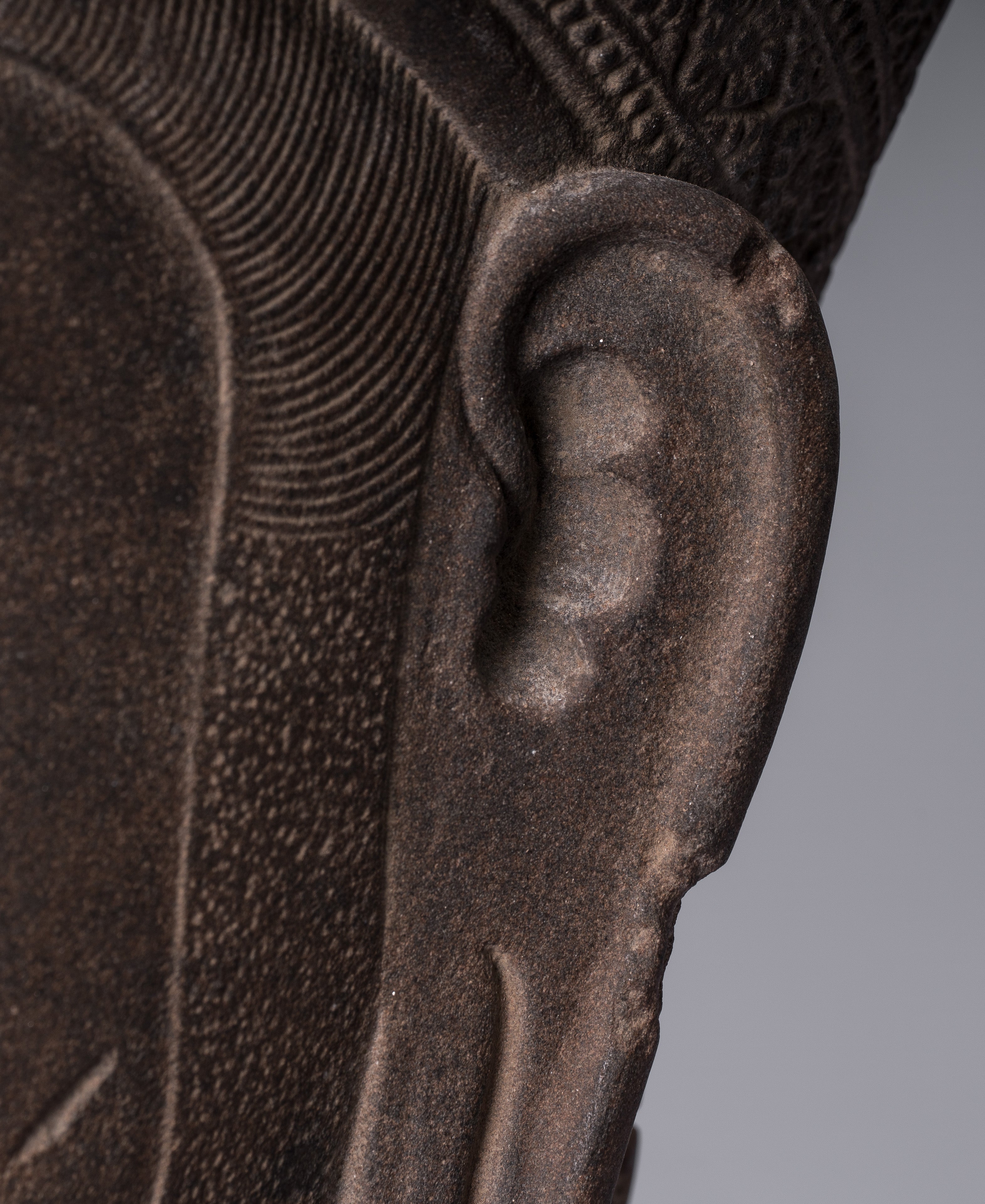 Statue Vishnu - Antique Banteay Srei Stone Stone Monted Khmer Vishnu Head - 56cm / 22 "