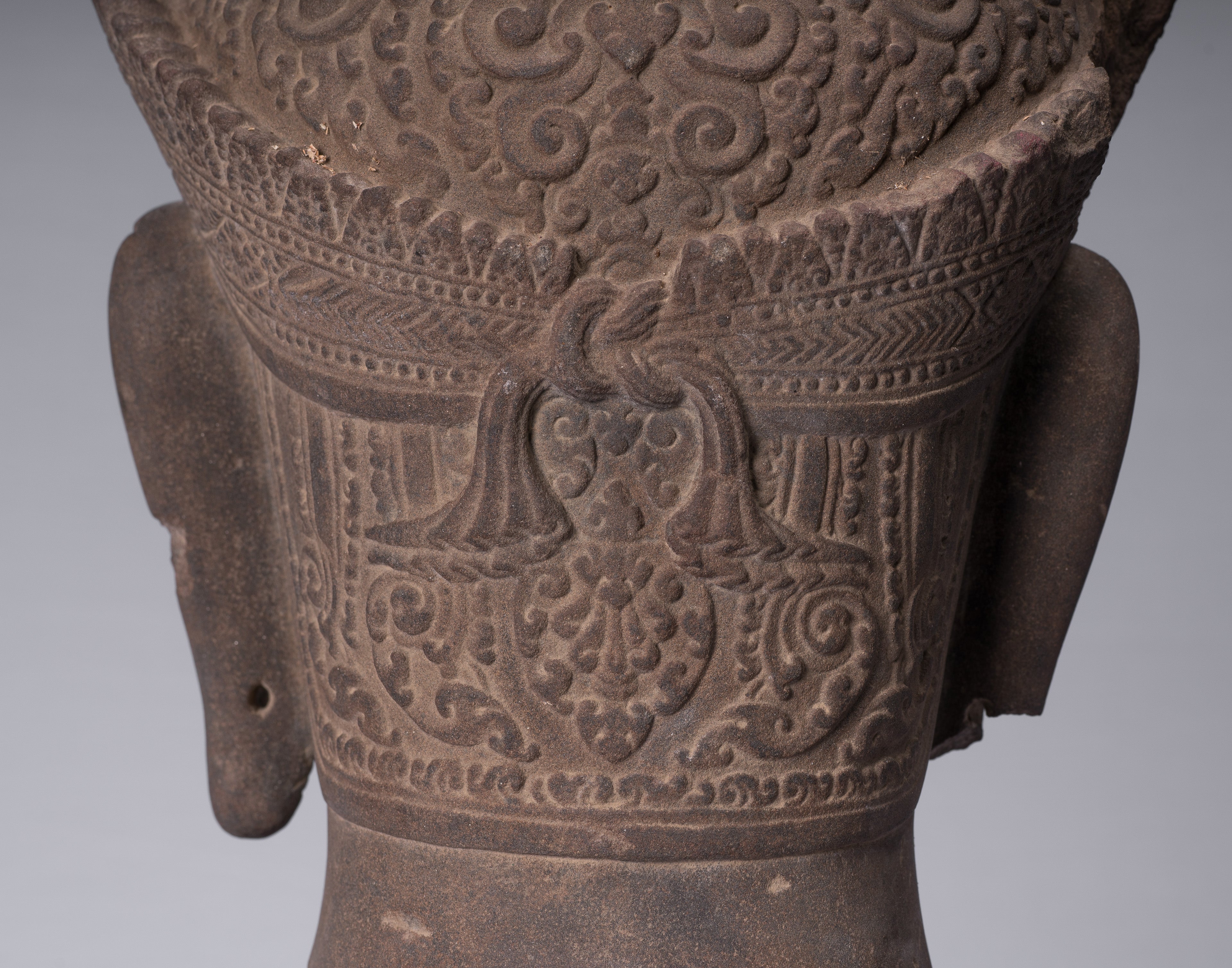 Statue Vishnu - Antique Banteay Srei Stone Stone Monted Khmer Vishnu Head - 56cm / 22 "