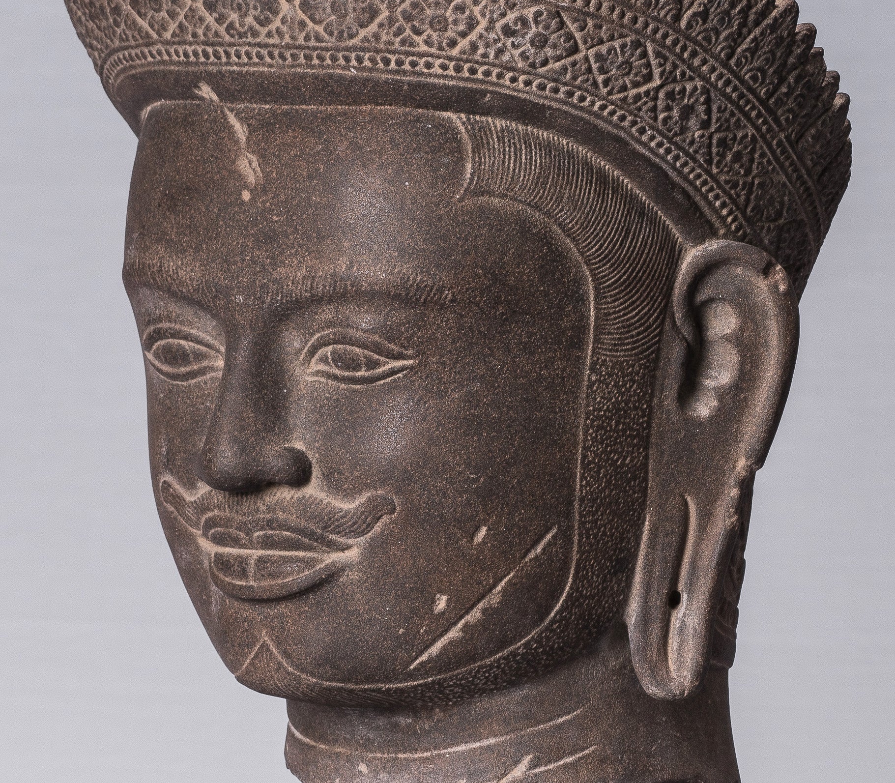 Statue Vishnu - Antique Banteay Srei Stone Stone Monted Khmer Vishnu Head - 56cm / 22 "