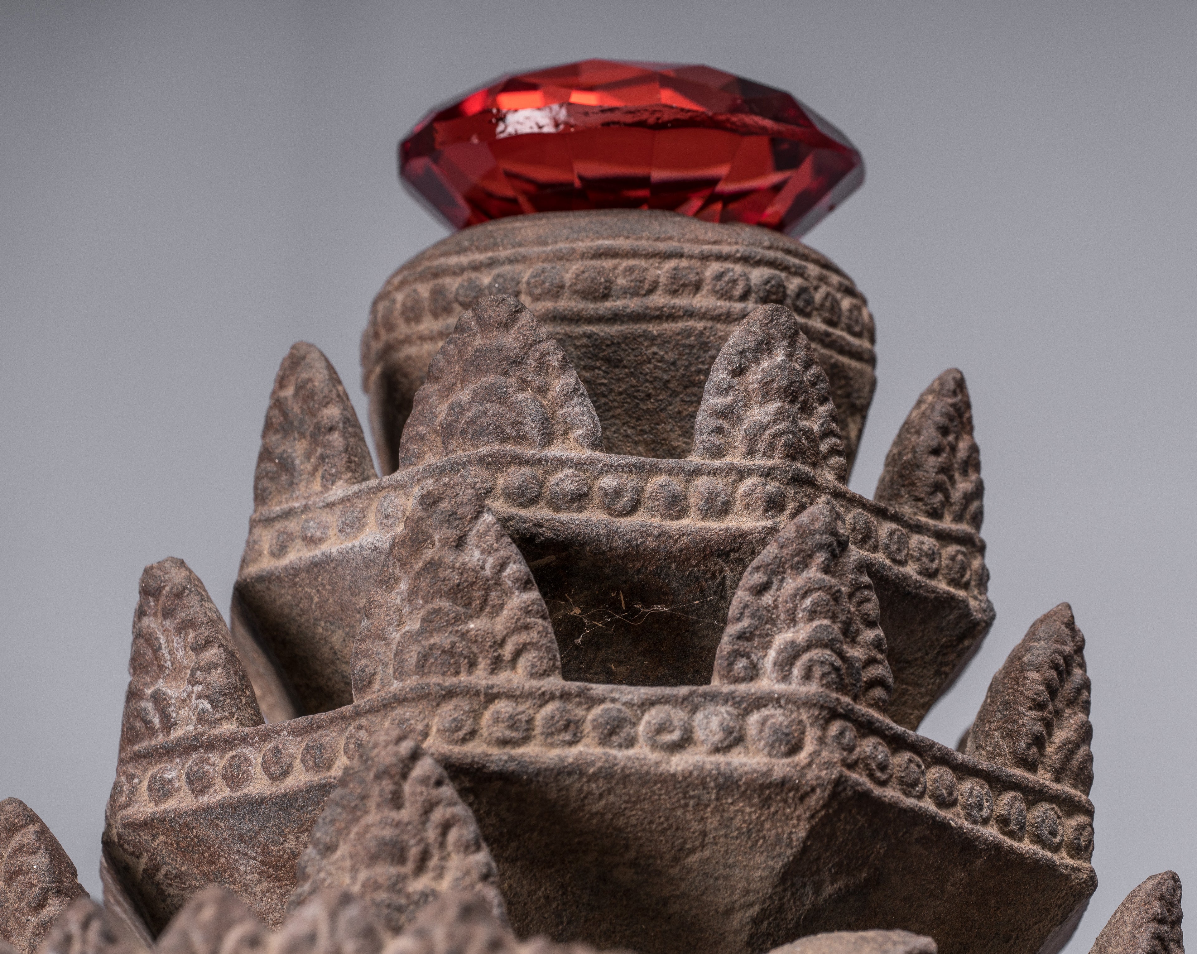 Statue Vishnu - Antique Banteay Srei Stone Stone Monted Khmer Vishnu Head - 56cm / 22 "