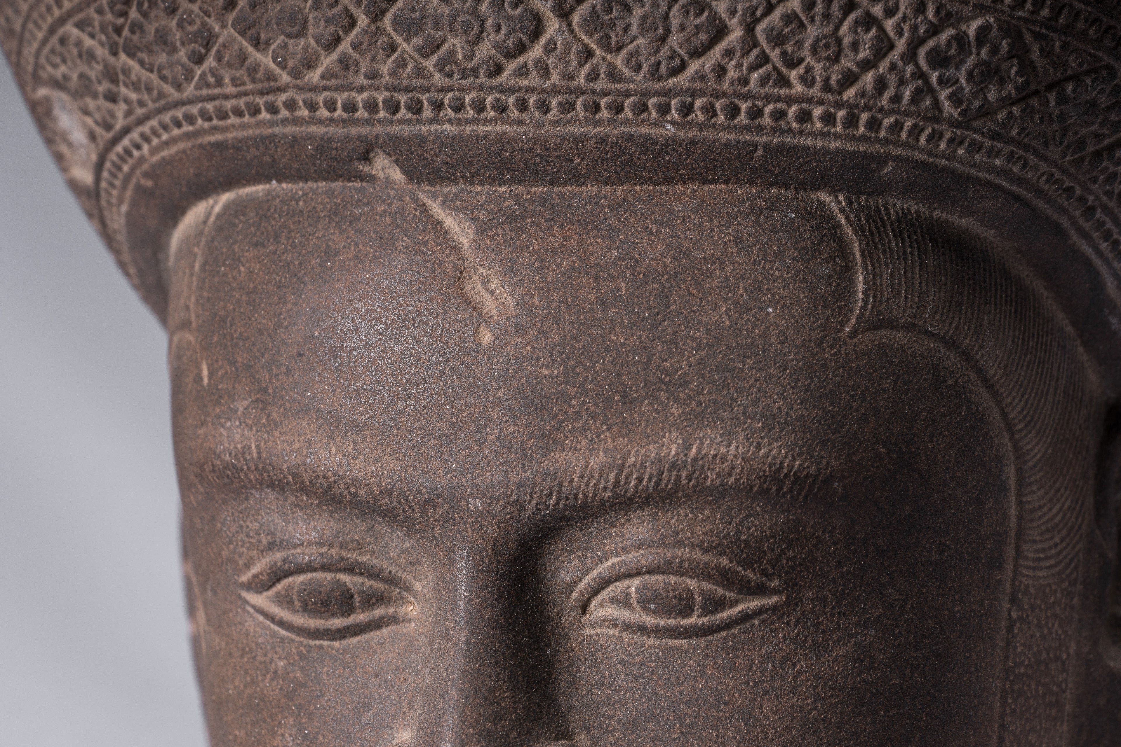 Statue Vishnu - Antique Banteay Srei Stone Stone Monted Khmer Vishnu Head - 56cm / 22 "