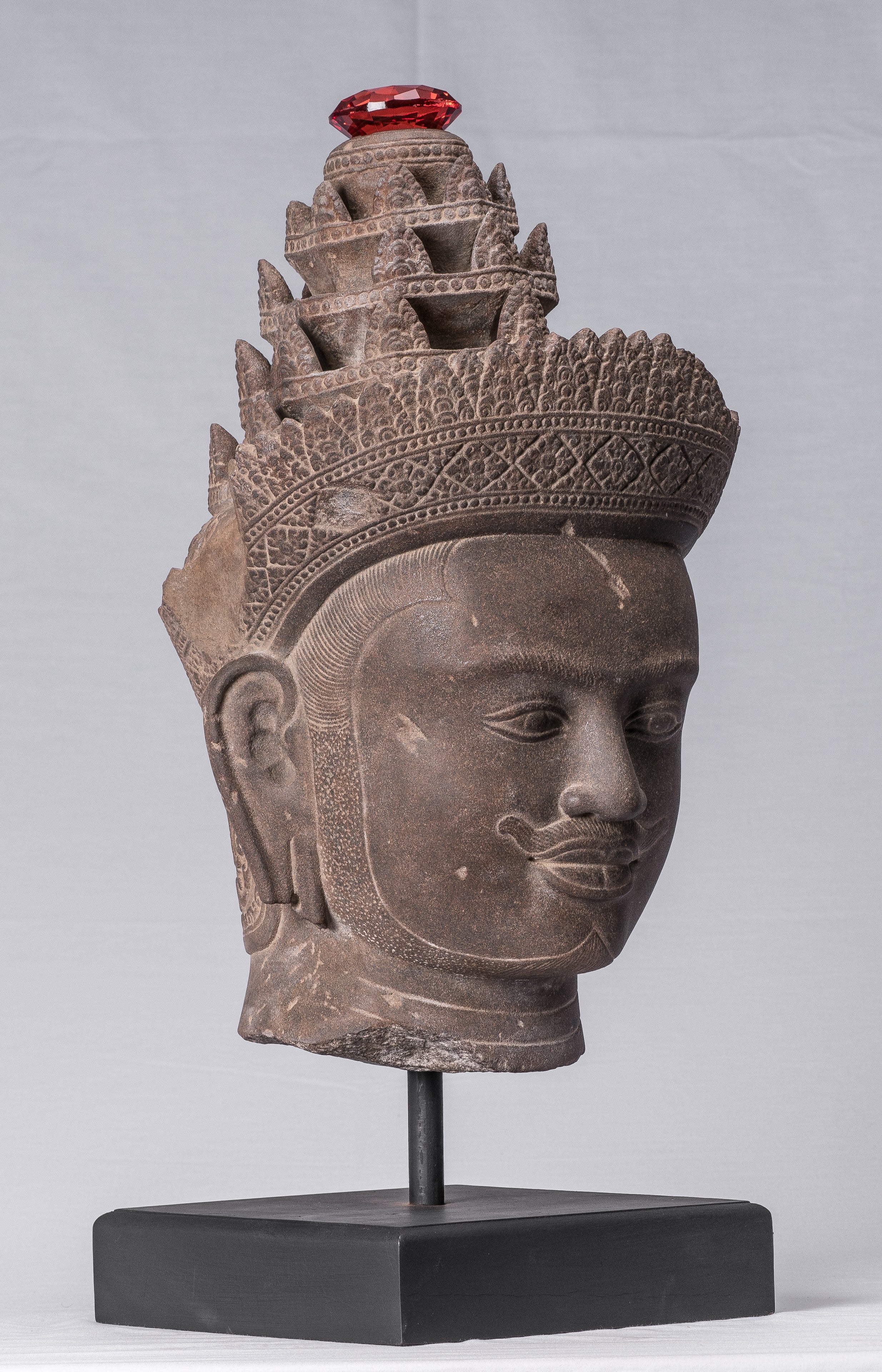 Statue Vishnu - Antique Banteay Srei Stone Stone Monted Khmer Vishnu Head - 56cm / 22 "