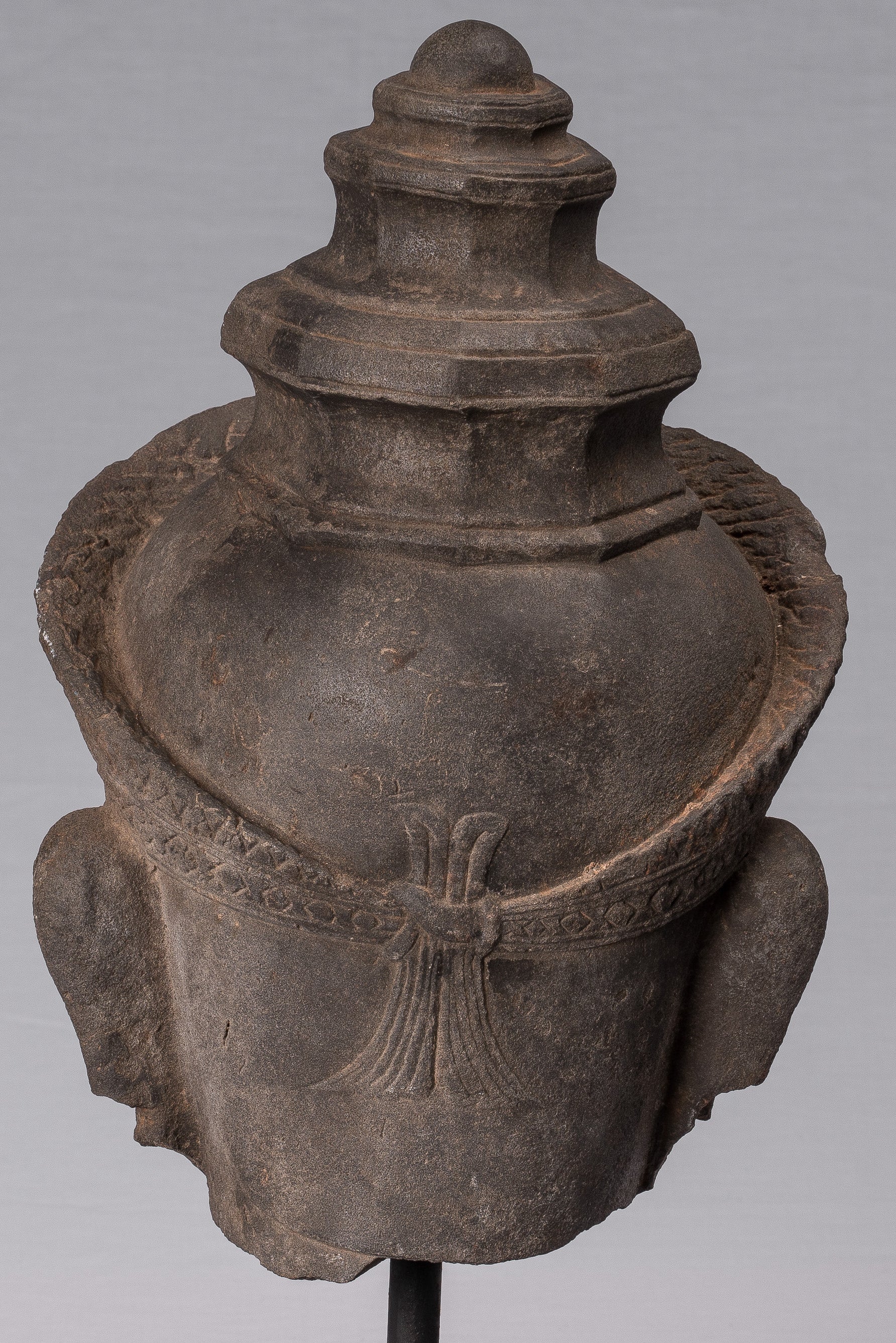 Statue de Vishnu – Tête de Vishnu en grès antique de style Preah-Ko – Protecteur et conservateur – 52 cm/21"