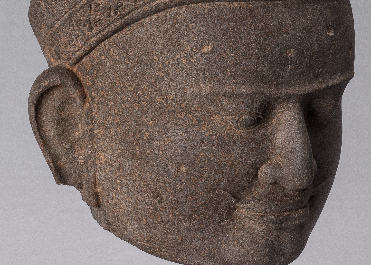 Statue de Vishnu – Tête de Vishnu en grès antique de style Preah-Ko – Protecteur et conservateur – 52 cm/21"