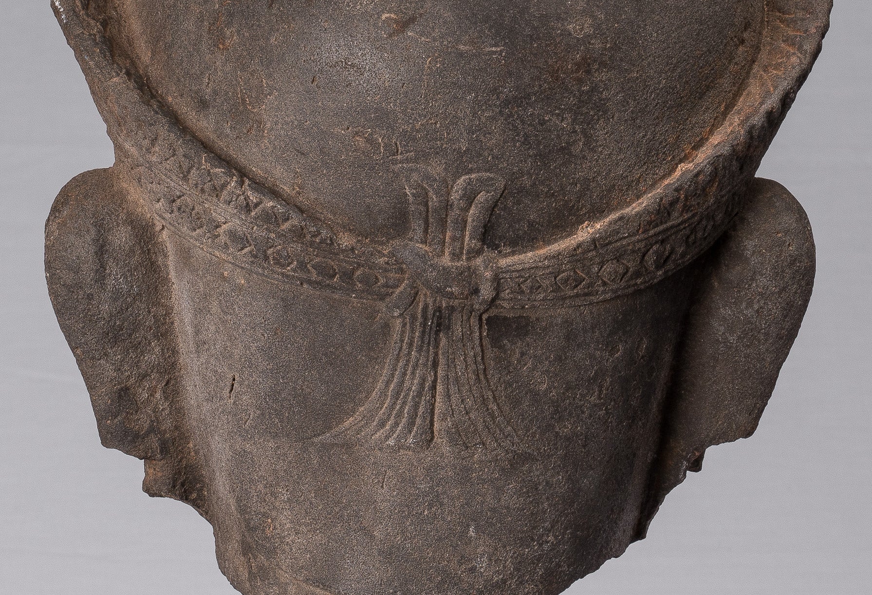 Statue de Vishnu – Tête de Vishnu en grès antique de style Preah-Ko – Protecteur et conservateur – 52 cm/21"