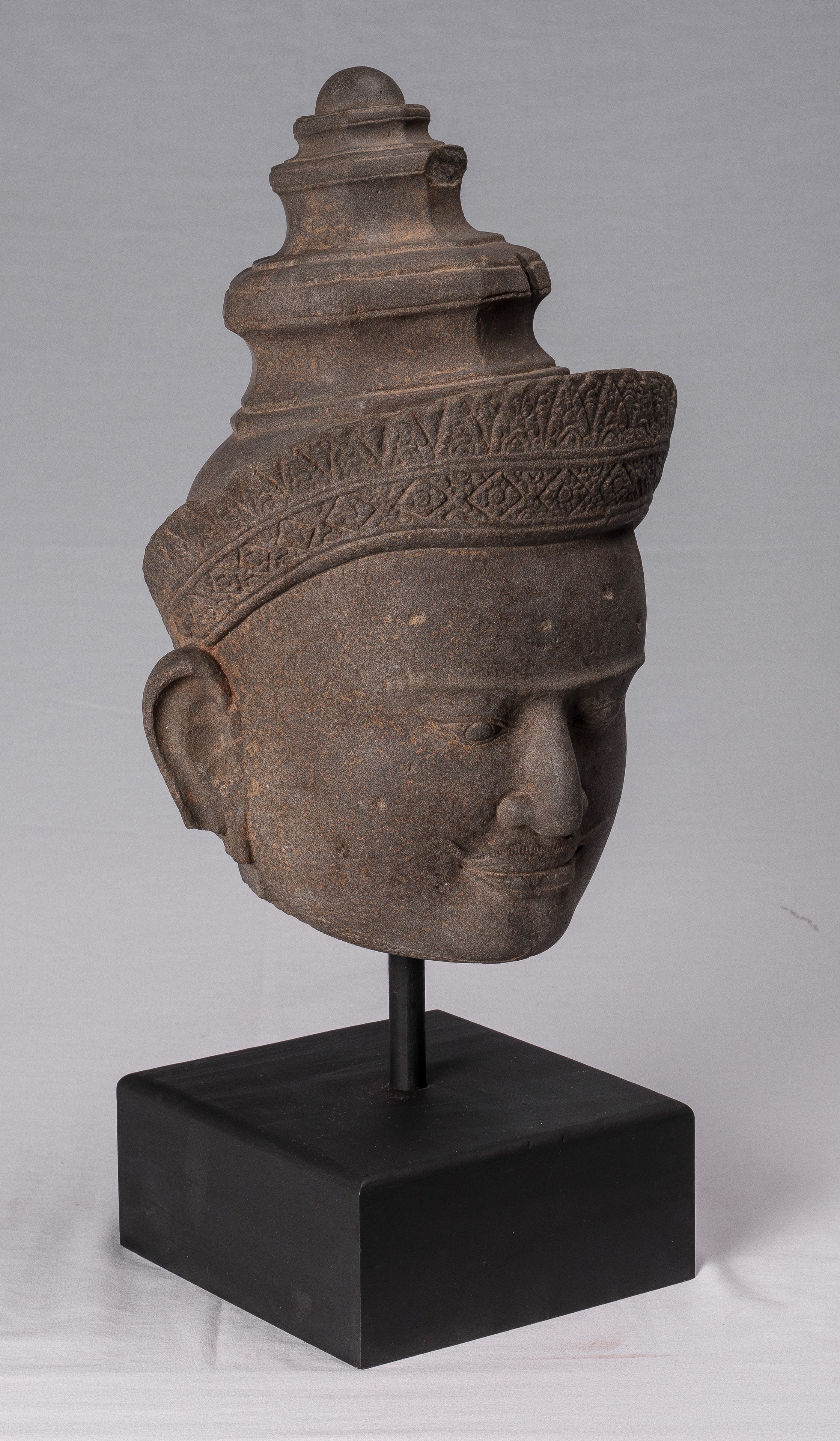 Statue de Vishnu – Tête de Vishnu en grès antique de style Preah-Ko – Protecteur et conservateur – 52 cm/21"