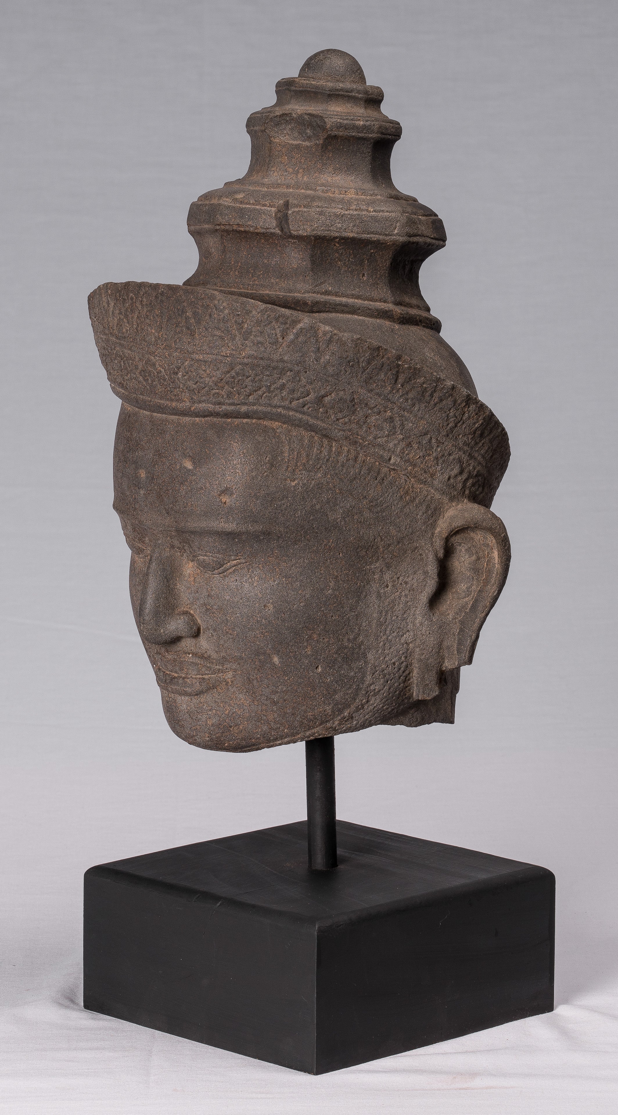 Statue de Vishnu – Tête de Vishnu en grès antique de style Preah-Ko – Protecteur et conservateur – 52 cm/21"