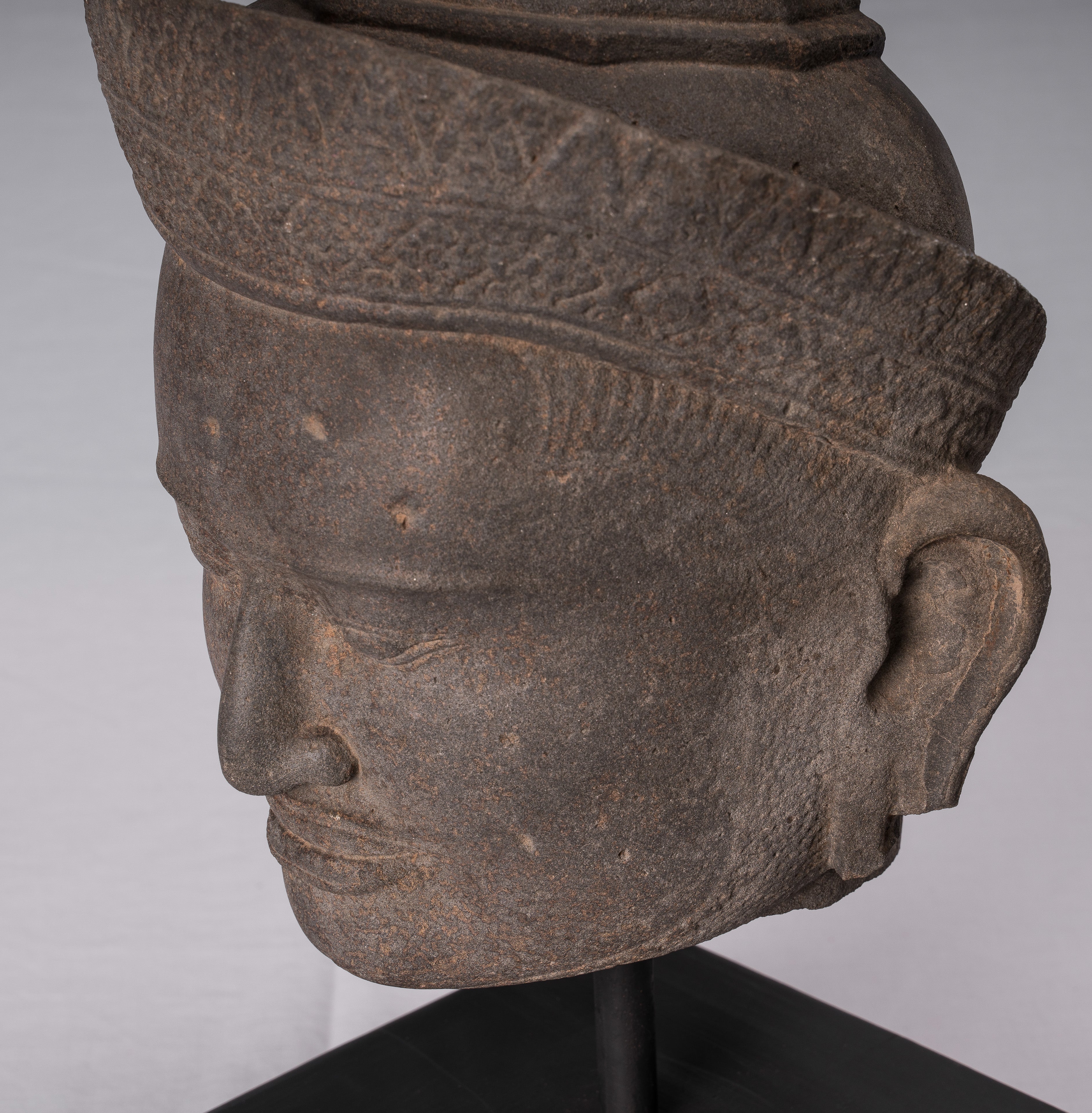 Statue de Vishnu – Tête de Vishnu en grès antique de style Preah-Ko – Protecteur et conservateur – 52 cm/21"