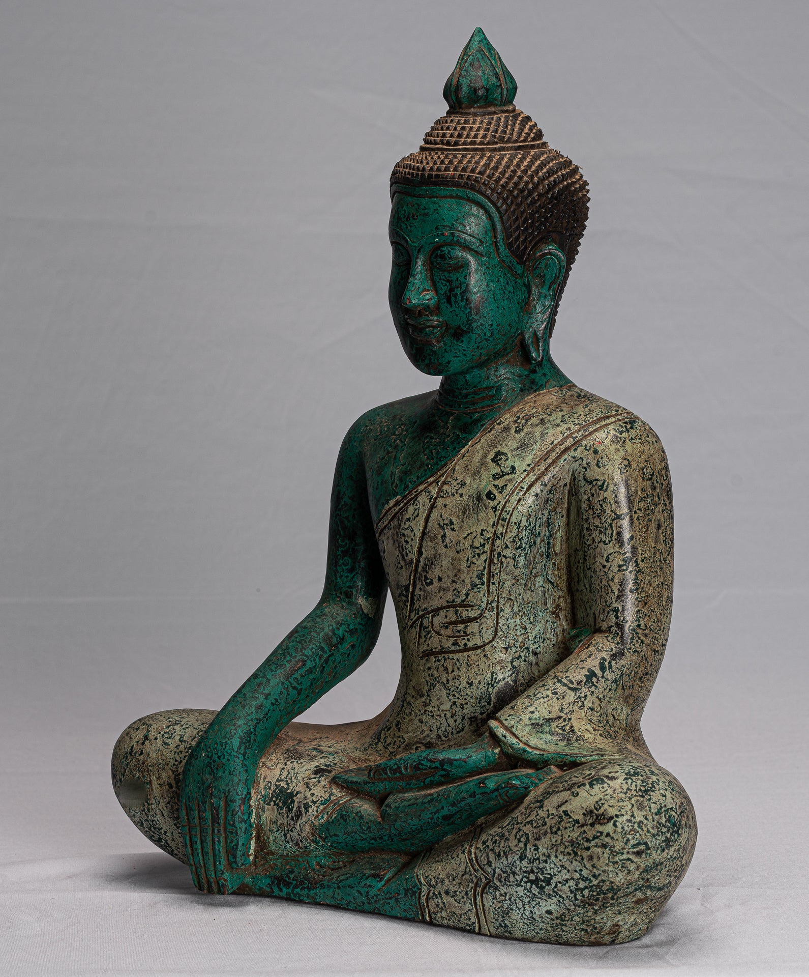 Statue de Bouddha - Statue de Bouddha des Lumières en bois assis de style khmer antique d'Asie du Sud-Est - 43 cm/17"