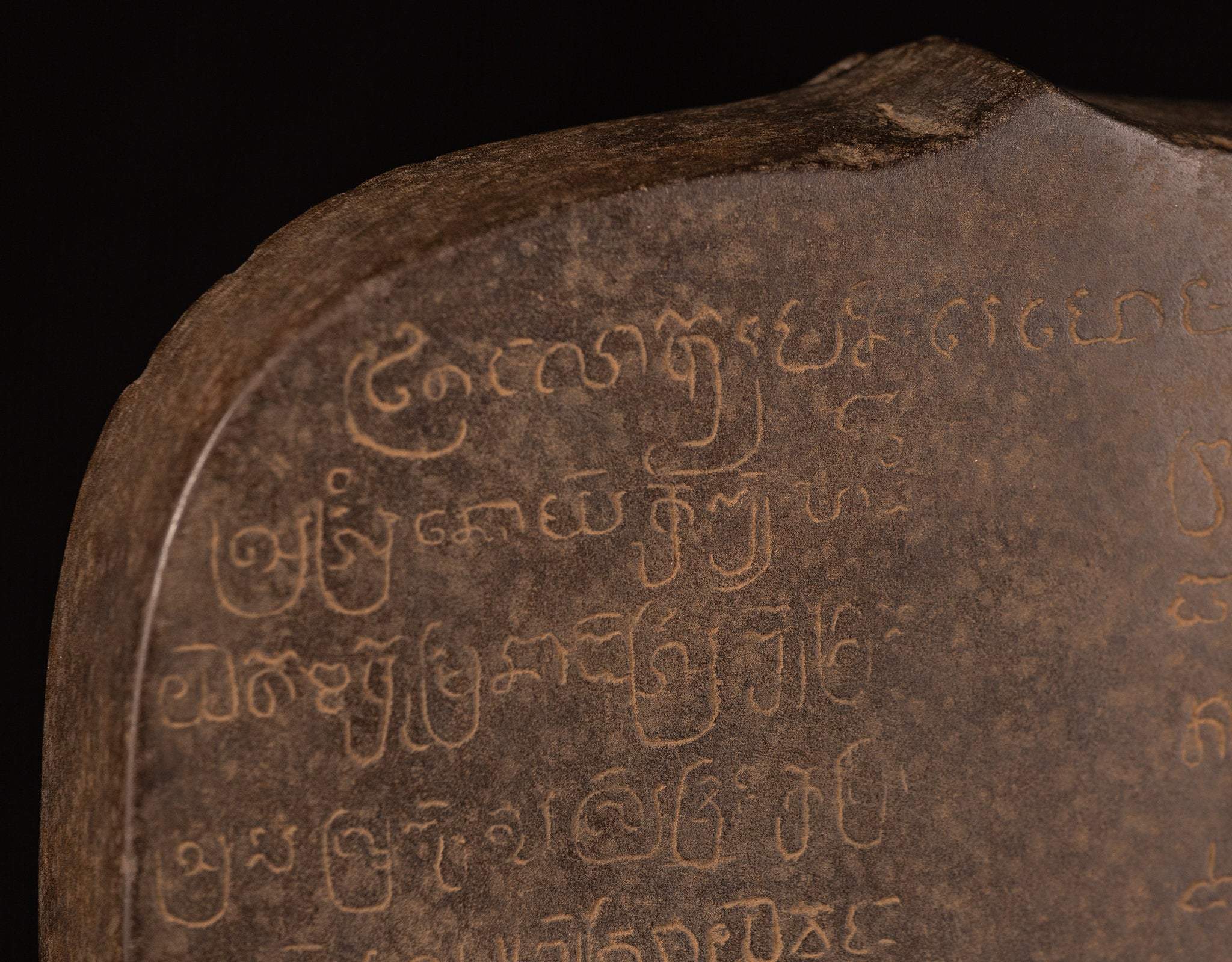 Stèle sanskrite antique en pierre de style khmer avec Nandi - 65 cm / 26"