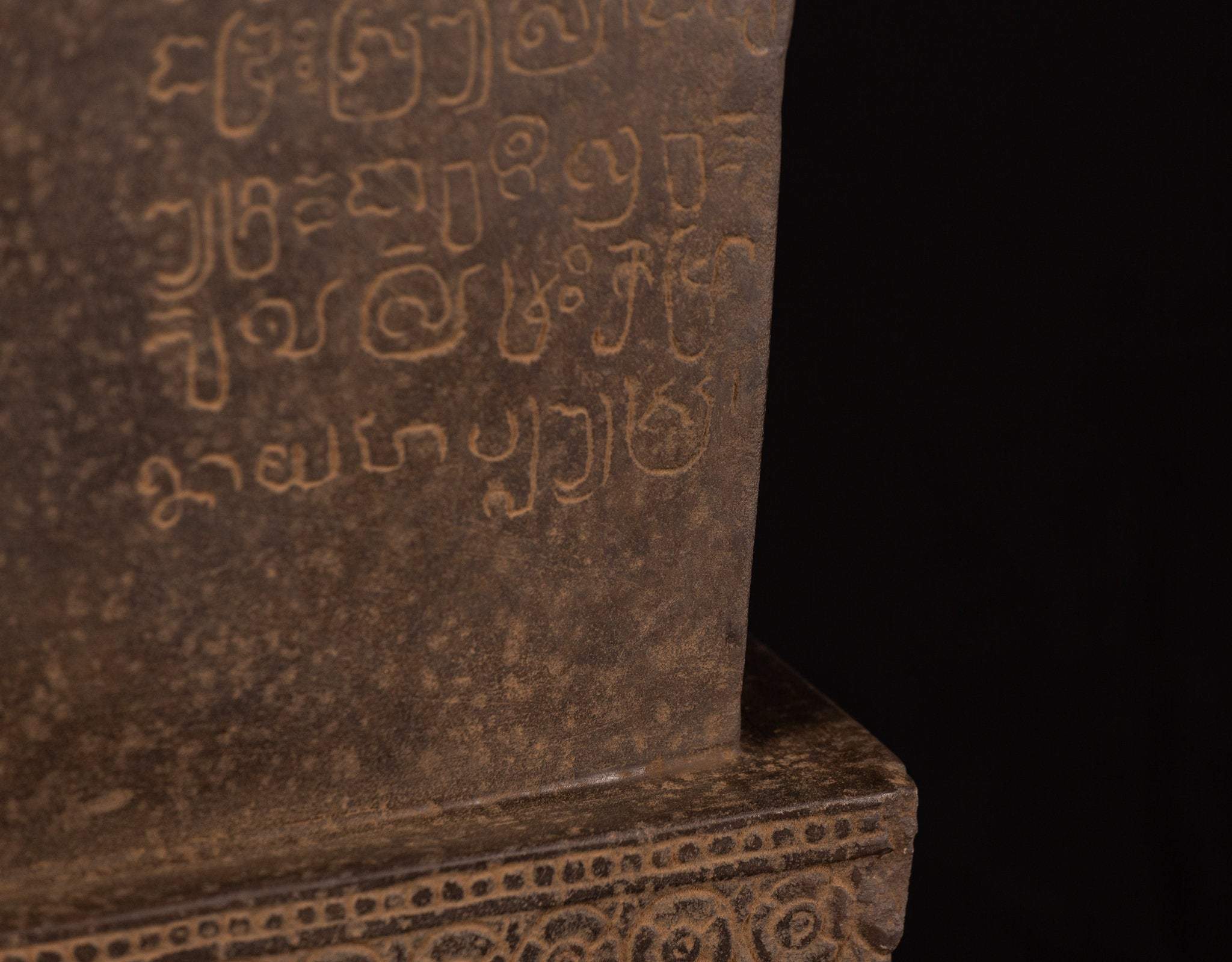 Stèle sanskrite antique en pierre de style khmer avec Nandi - 65 cm / 26"