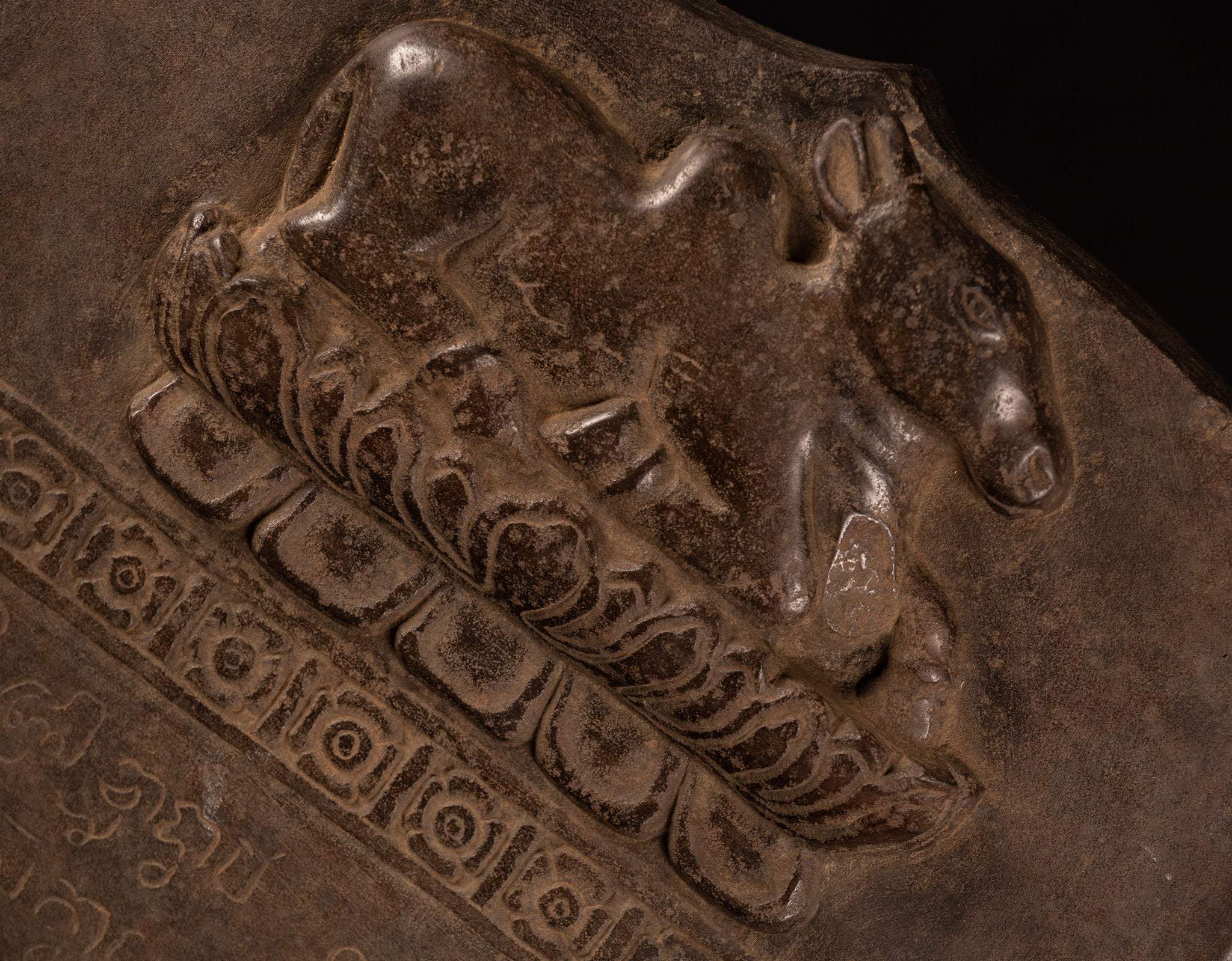 Stèle sanskrite antique en pierre de style khmer avec Nandi - 65 cm / 26"