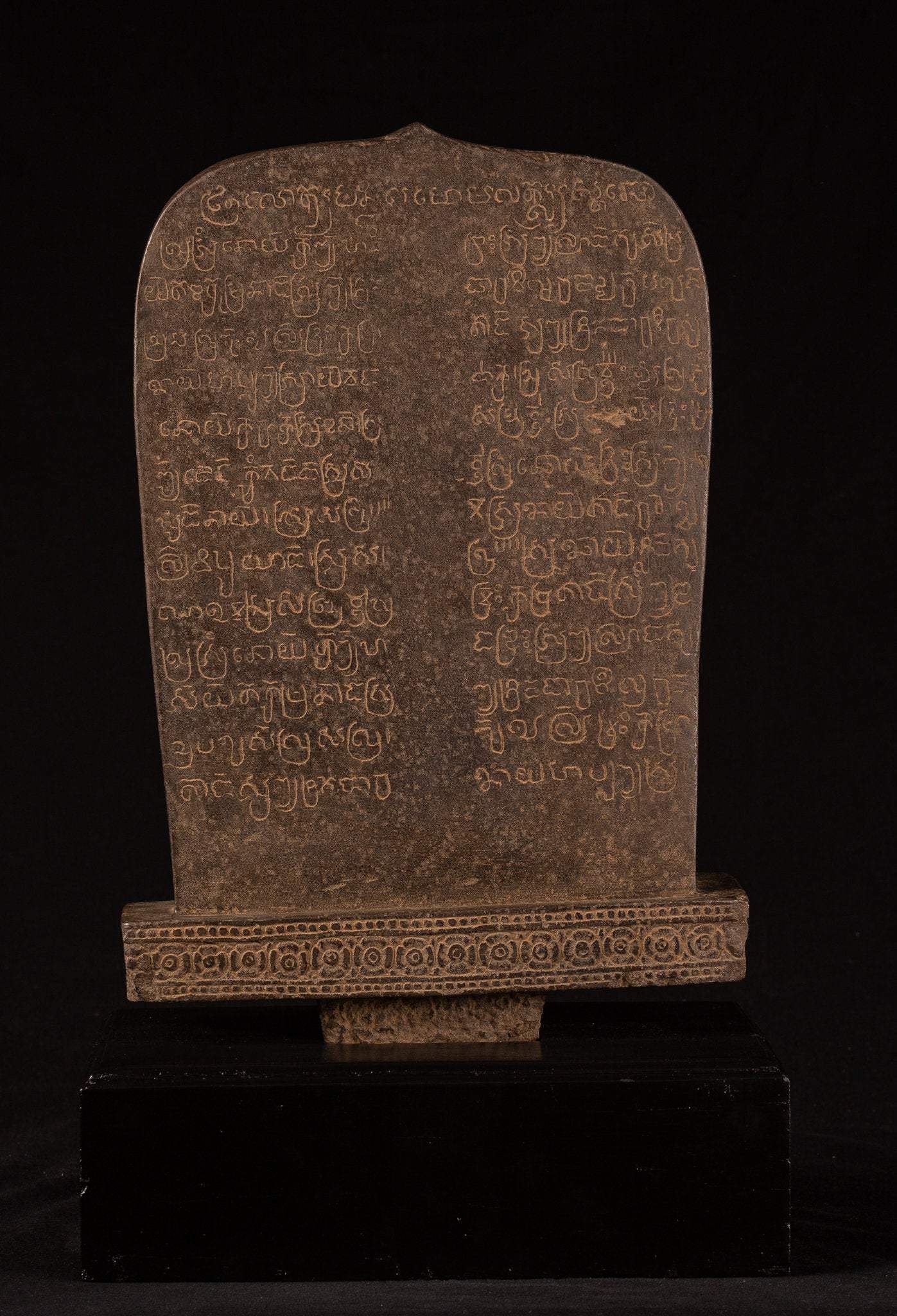 Stèle sanskrite antique en pierre de style khmer avec Nandi - 65 cm / 26"