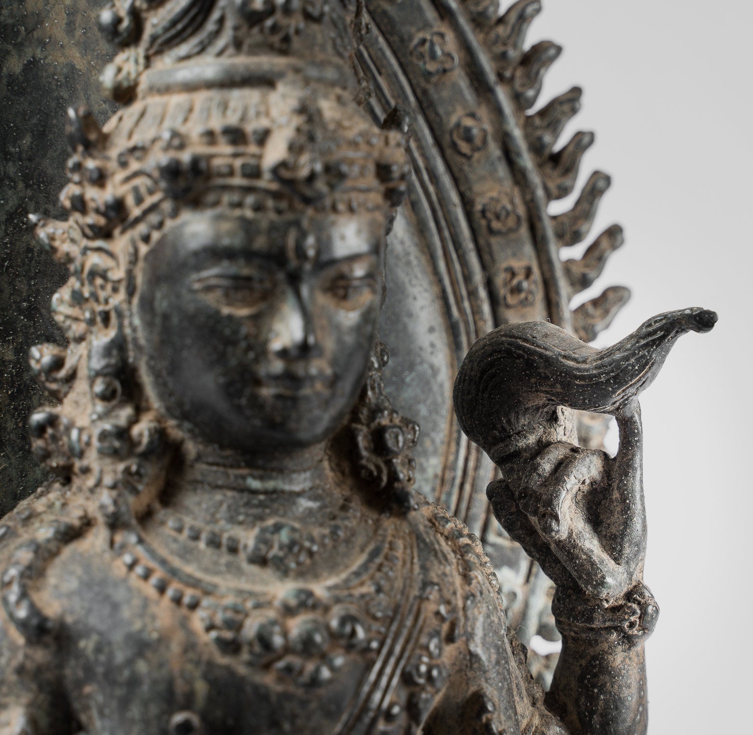 Estatua de Bronce Vishnu de estilo indonesio antiguo - Protector y Preservador - 37 cm/15 "