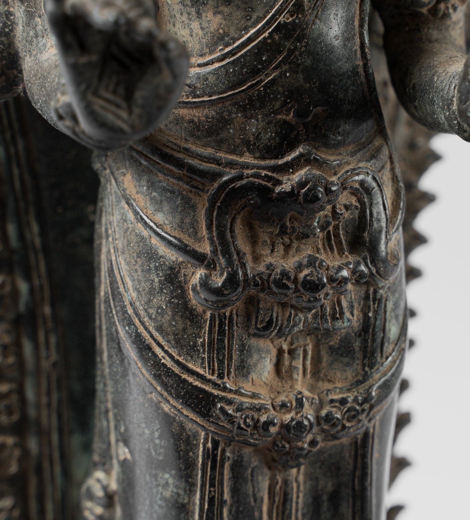 Estatua de Bronce Vishnu de estilo indonesio antiguo - Protector y Preservador - 37 cm/15 "