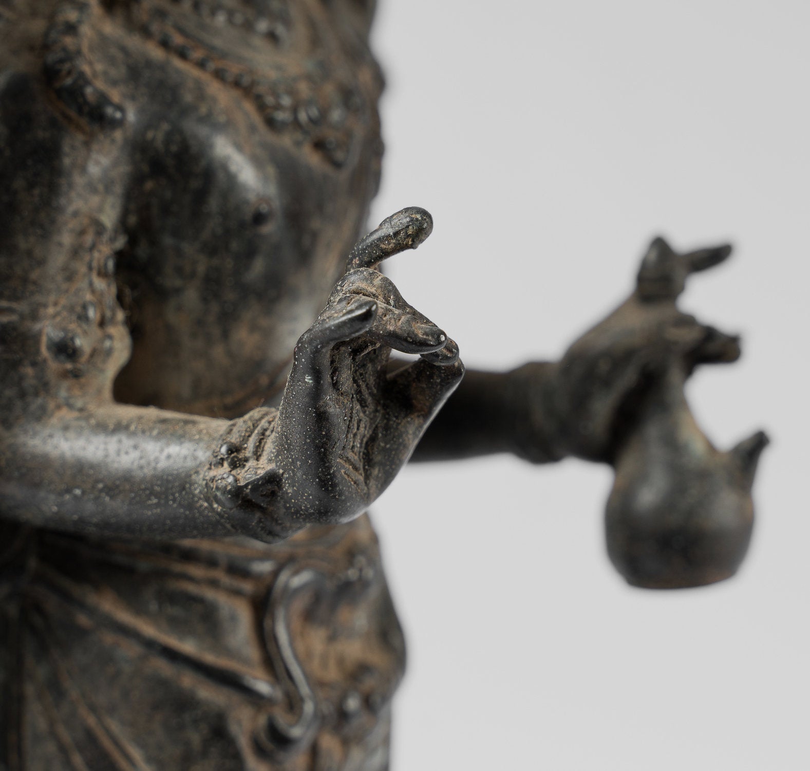 Estatua de Bronce Vishnu de estilo indonesio antiguo - Protector y Preservador - 37 cm/15 "