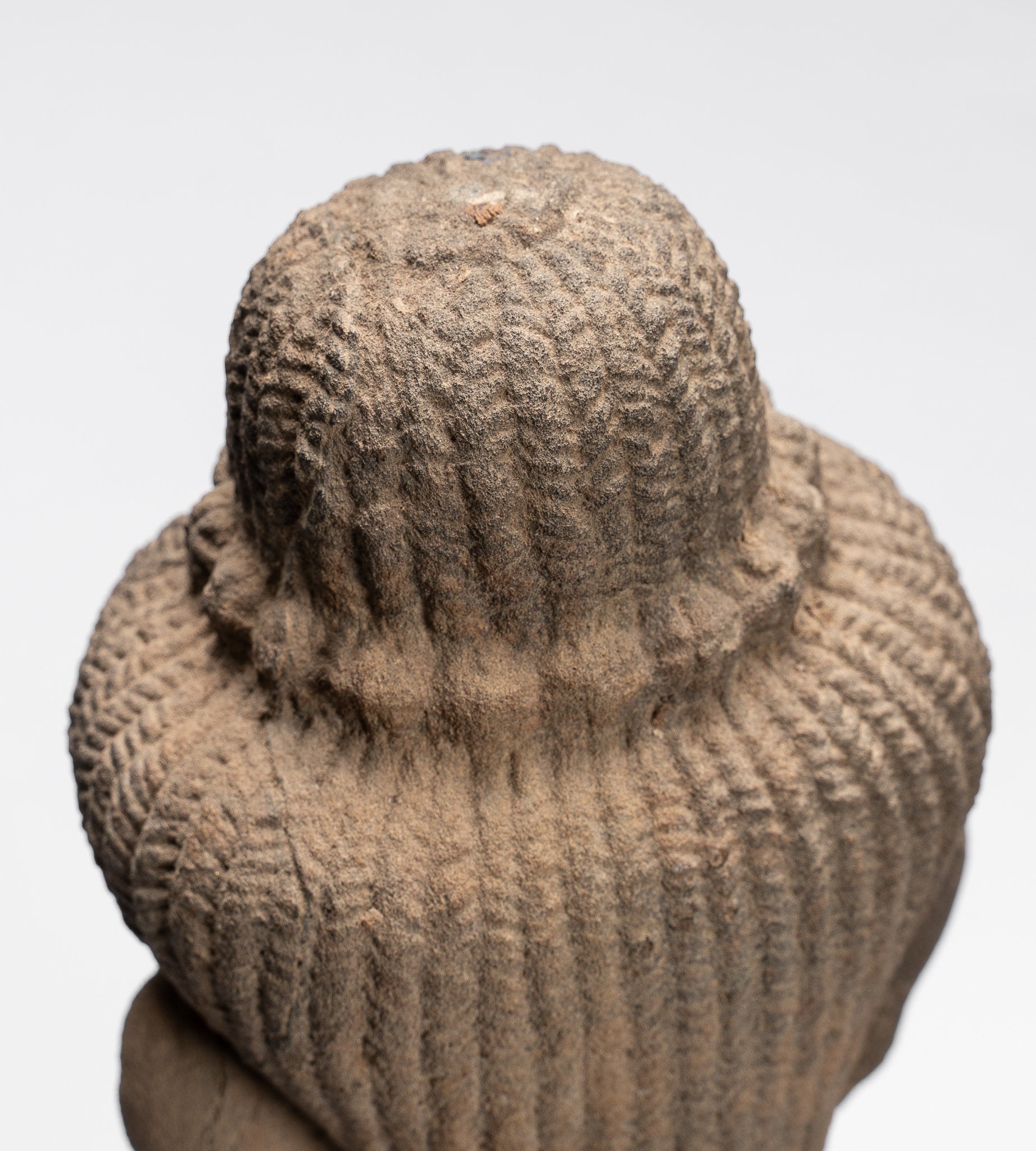 Statue de Vishnu - Statue antique de Vishnu khmer assis en pierre de style Baphuon - 48 cm / 19"