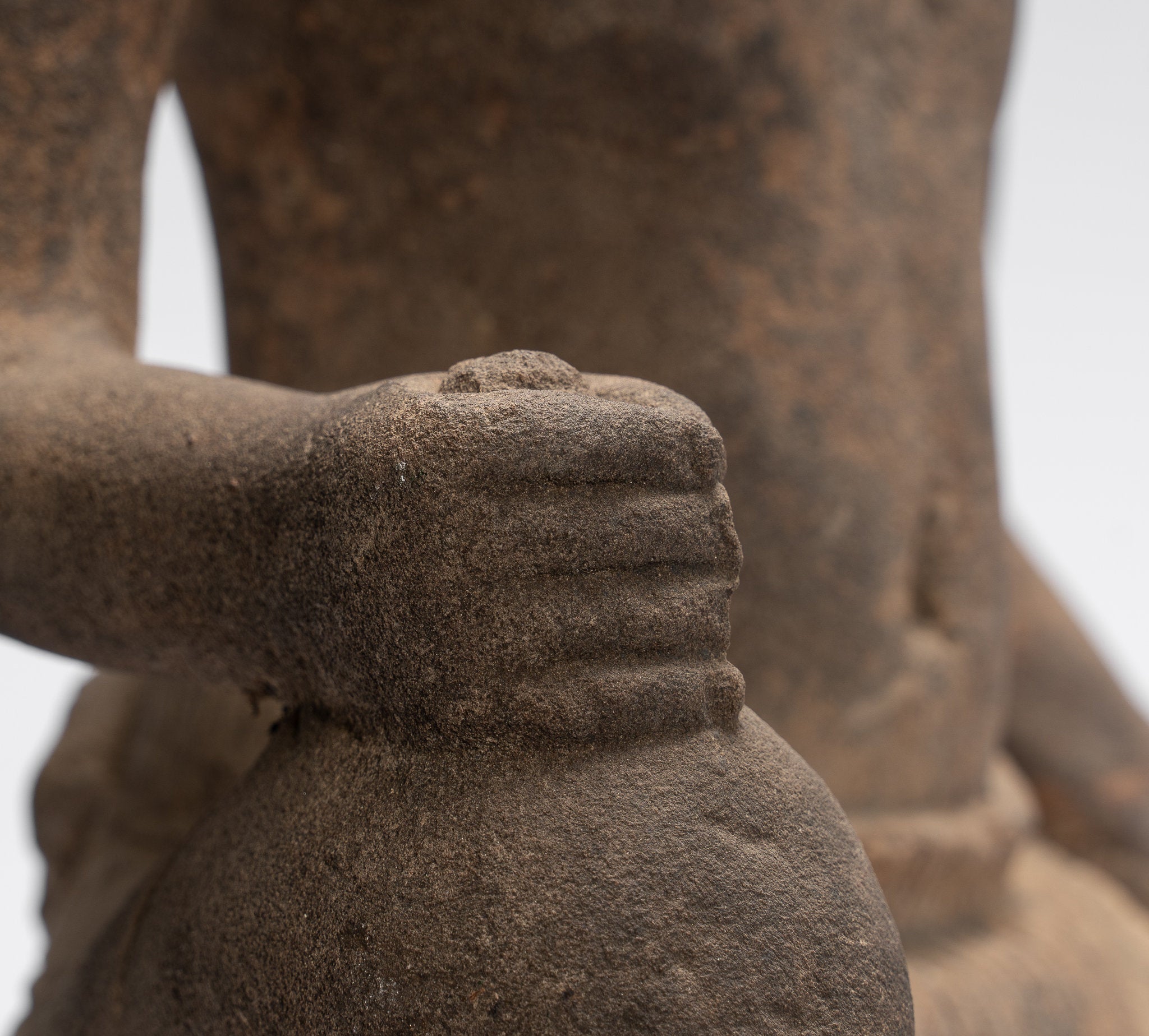 Statue de Vishnu - Statue antique de Vishnu khmer assis en pierre de style Baphuon - 48 cm / 19"