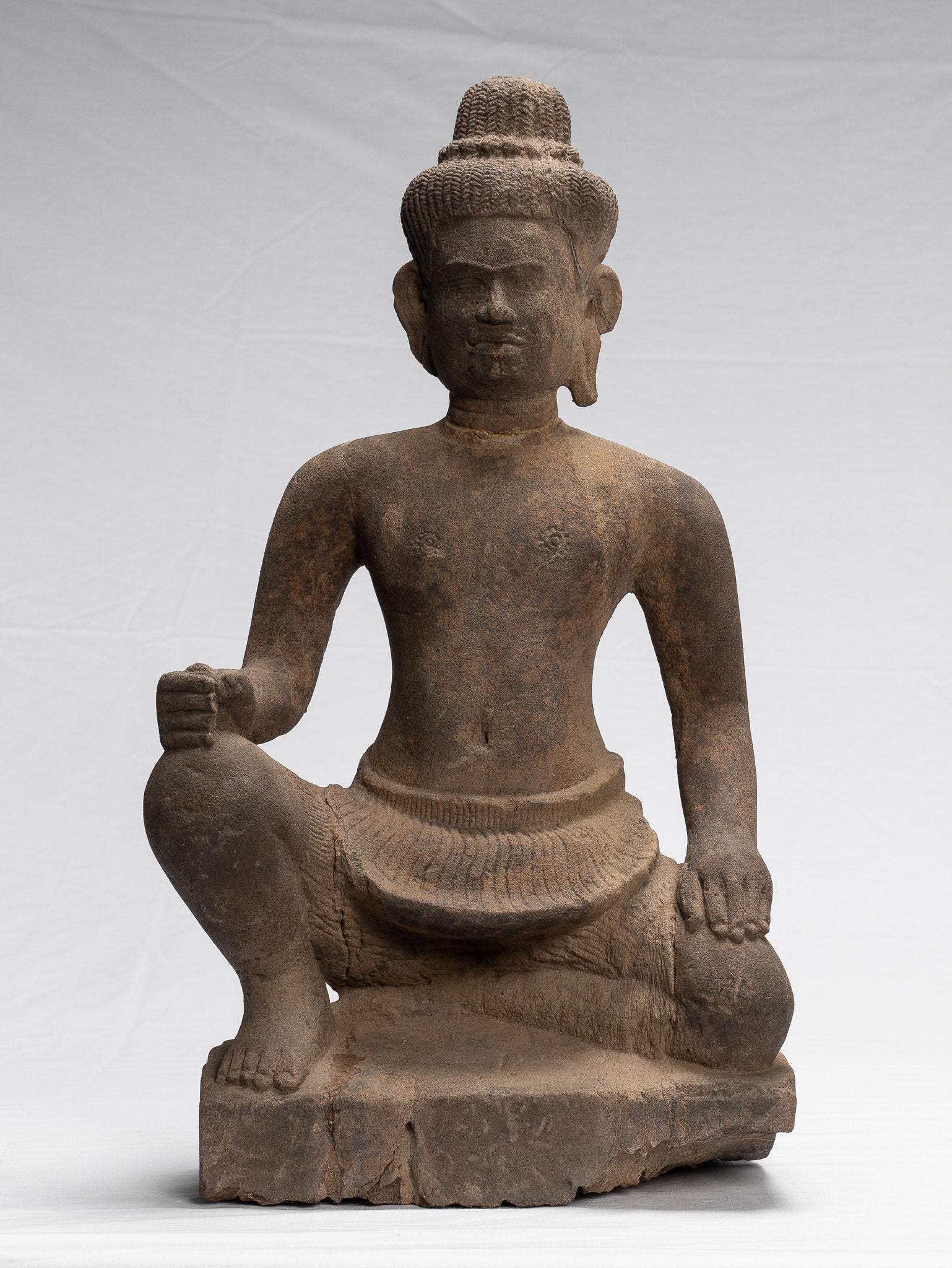 Statue de Vishnu - Statue antique de Vishnu khmer assis en pierre de style Baphuon - 48 cm / 19"