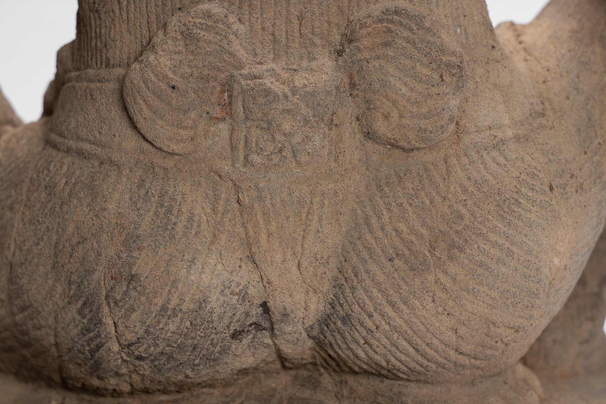 Statue de Vishnu - Statue antique de Vishnu khmer assis en pierre de style Baphuon - 48 cm / 19"