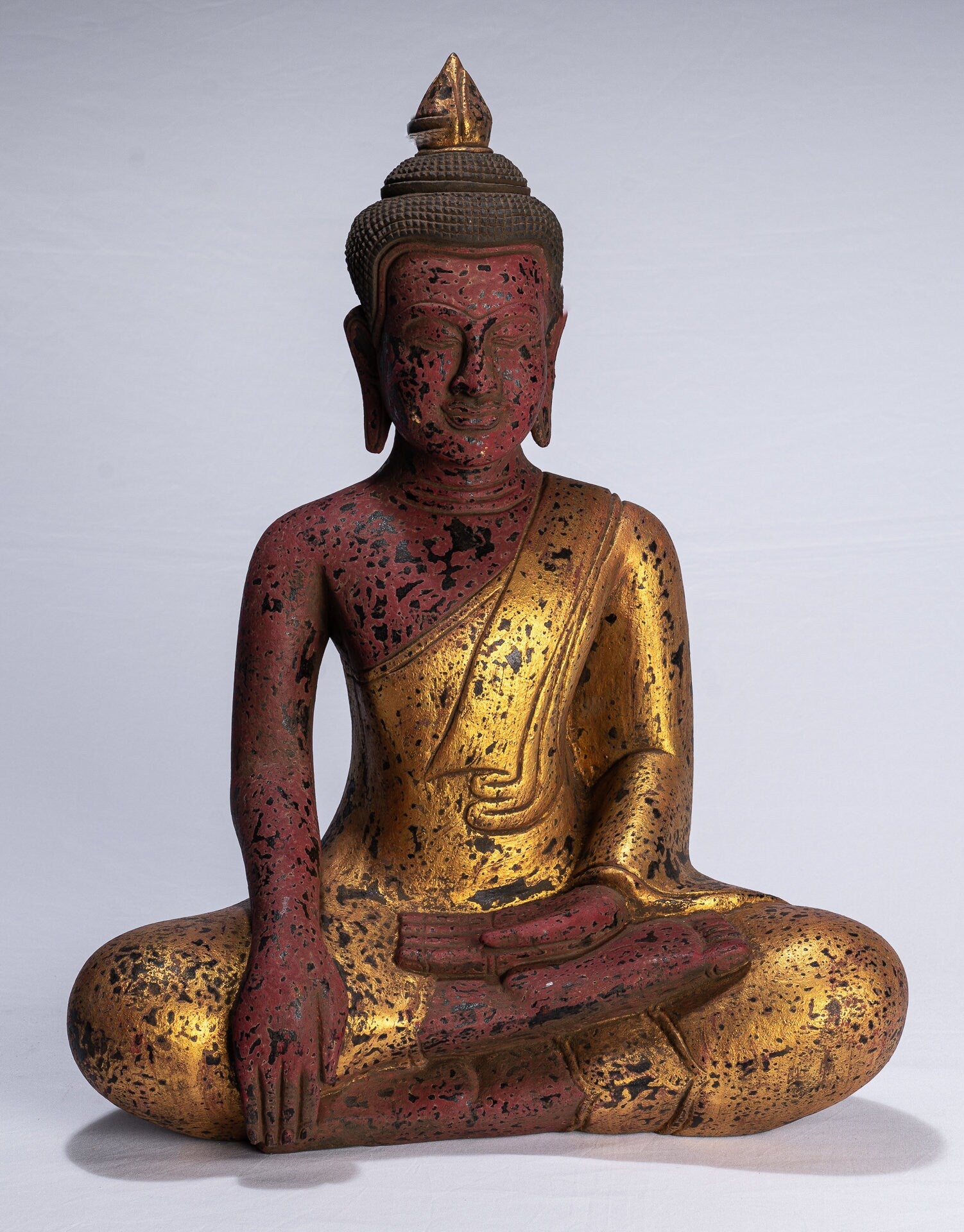 Statue de Bouddha - Statue de Bouddha des Lumières en bois assis de style khmer antique d'Asie du Sud-Est - 52 cm/21"