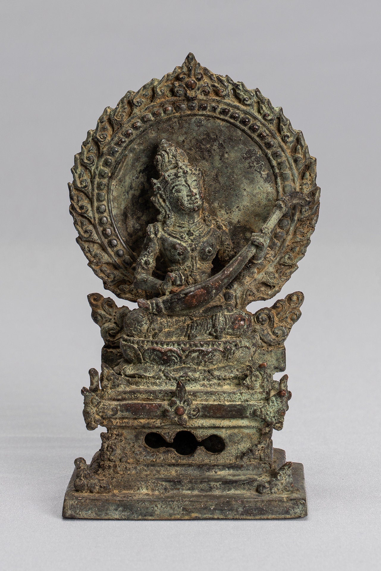 Tara-Statue – Majapahit sitzende Bronze-Devi-Tara-Statue im antiken Java-Stil – 14 cm.