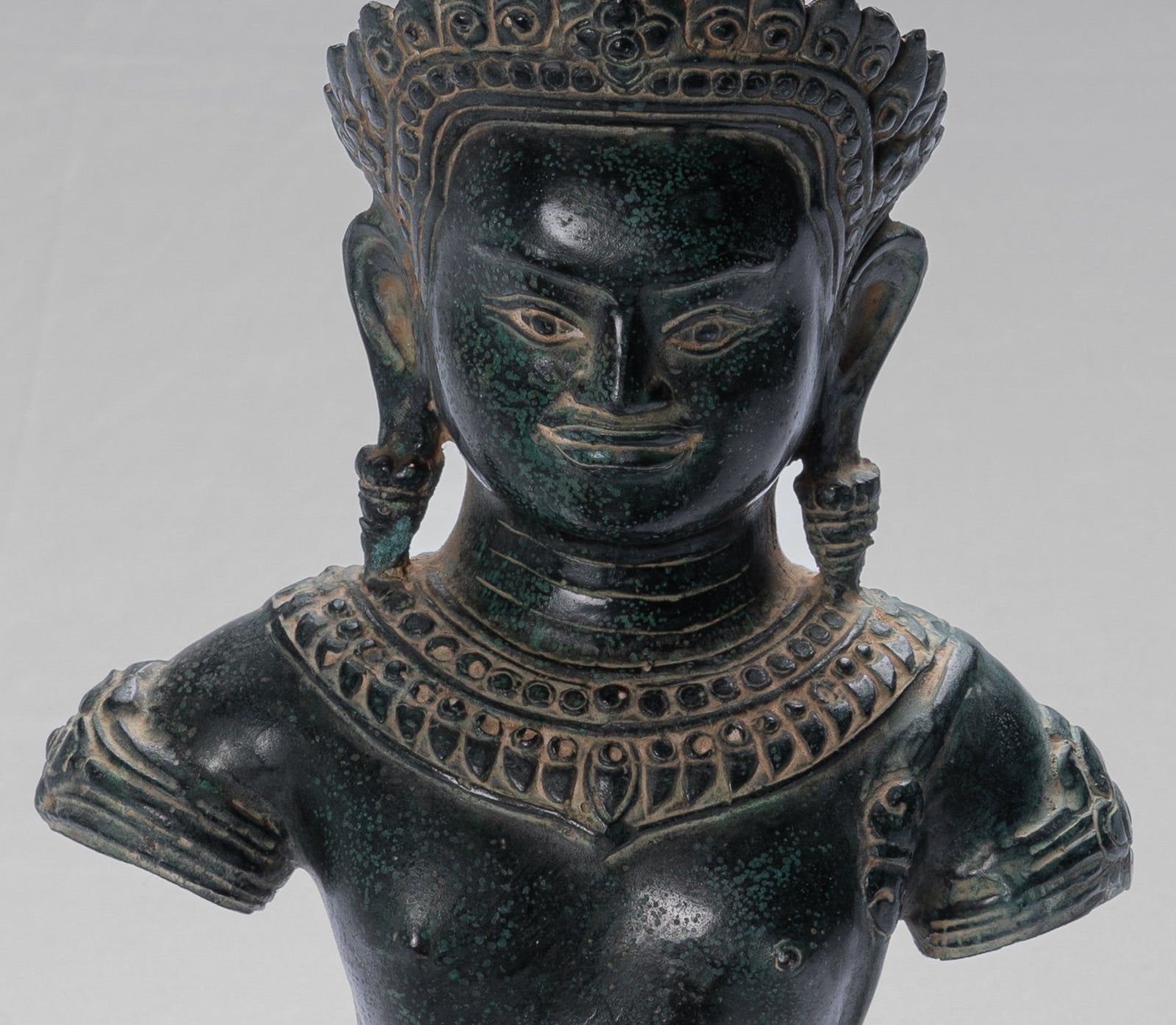 ¿Cómo alteraron las prácticas religiosas regionales los atributos y simbolismo de Vishnu?