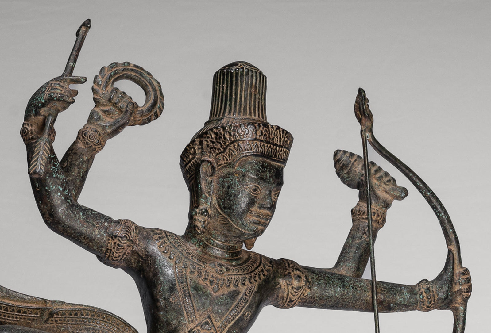 Vishnu - Statua di Vishnu arciere in bronzo antico in stile Khmer con Sharanga (arco) - 53 cm/21"
