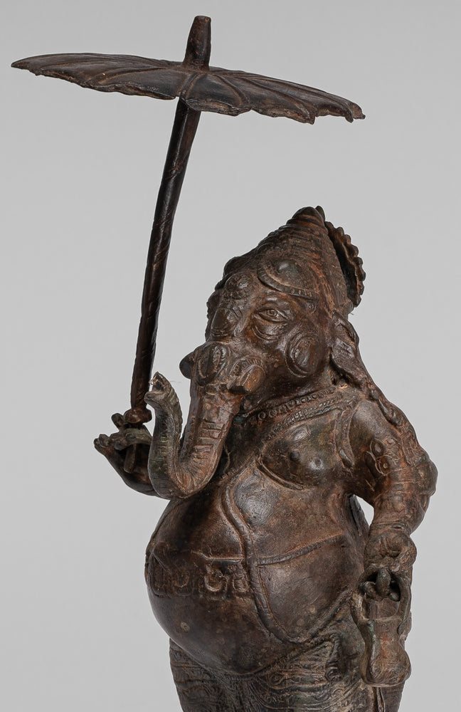 Antike stehende bronzene Bräutigam- oder Mappilai-Ganesha-Statue im Chola-Stil mit Regenschirm – 37 cm.