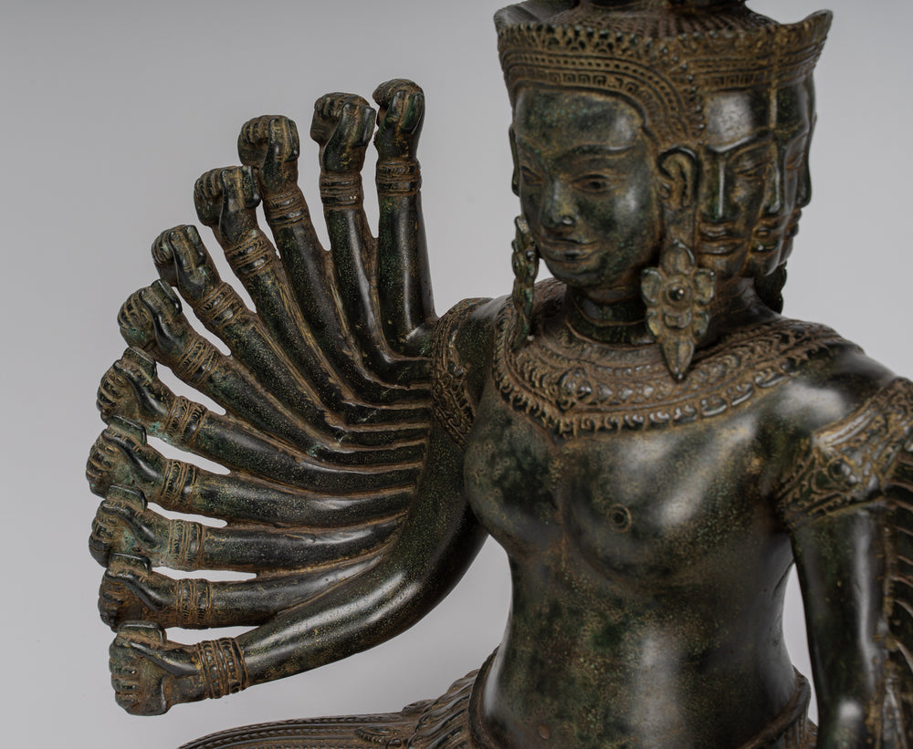 Statue antique de Bodhisattva Avalokiteshvara en bronze assis de style khmer - 53 cm/21"