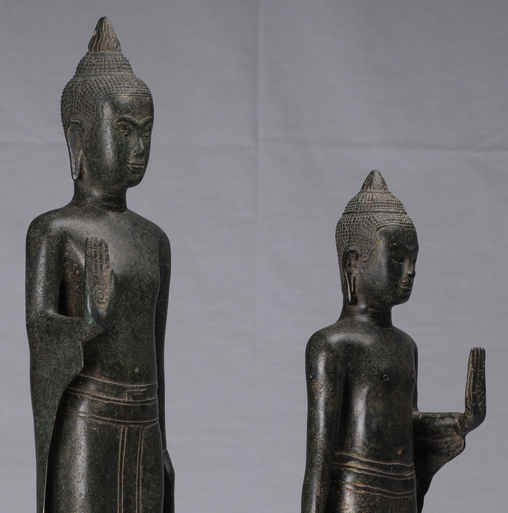 Buddha-Statuen – Stehende Abhaya-Schutz-Buddha-Statuen aus Bronze im antiken Khmer-Stil (Paar) – 62 cm/25 Zoll